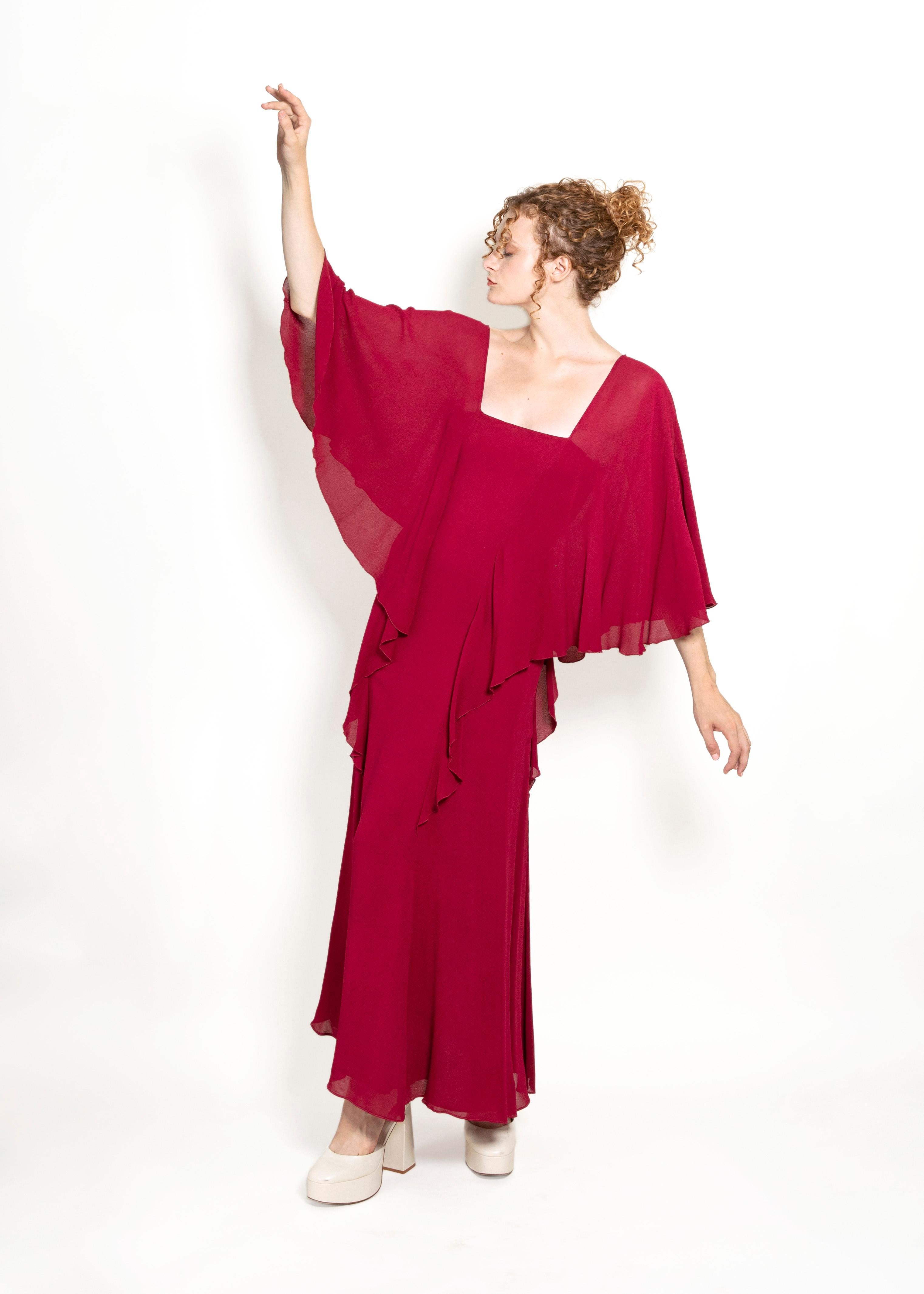 Sentez l'étreinte luxueuse de la robe Berry Boho de Giorgio's of Beverly Hills. Cette robe, ornée d'ailes d'ange de couleur baie, de volants et d'une encolure carrée, ne manquera pas d'ajouter une touche de sophistication à votre garde-robe.