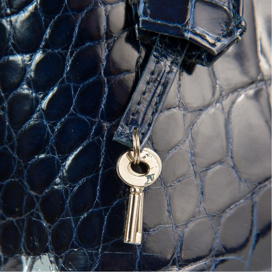 Wonderful real crocodile handbag 
Giorgio Santamaria, one of the master craftsman specialised in the manufacturing of this prestigious material
Blue color
Zip closure, with key and locker
3 Internal pockets (one with zip) and phone holder
Cm 38 x 24