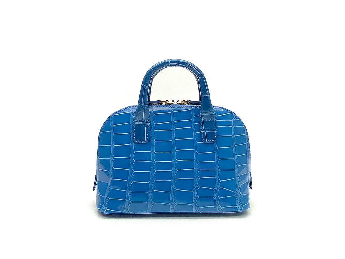 Wonderful real crocodile handbag 
Giorgio Santamaria, one of the master craftsman specialised in the manufacturing of this prestigious material
Real crocodile or alligator leather
Bright Blue color
Double handle
Hand painted sides
Internal