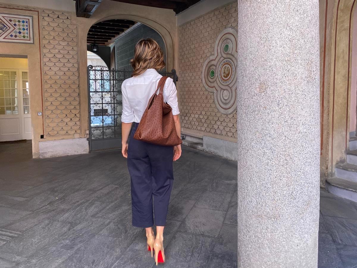 Wonderful real ostrich handbag 
Giorgio Santamaria, one of the master craftsman specialised in the manufacturing of this prestigious material
Real ostrich leather
Blrown color
Double handle
Button closure
Internal envelope bag
Leather lining
Space