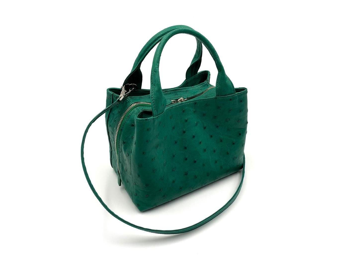 Wonderful real ostrich handbag 
Giorgio Santamaria, one of the master craftsman specialised in the manufacturing of this prestigious material
Real ostrich leather
Citrus green color
Double handle
Two side compartments with magnetic closure
Central
