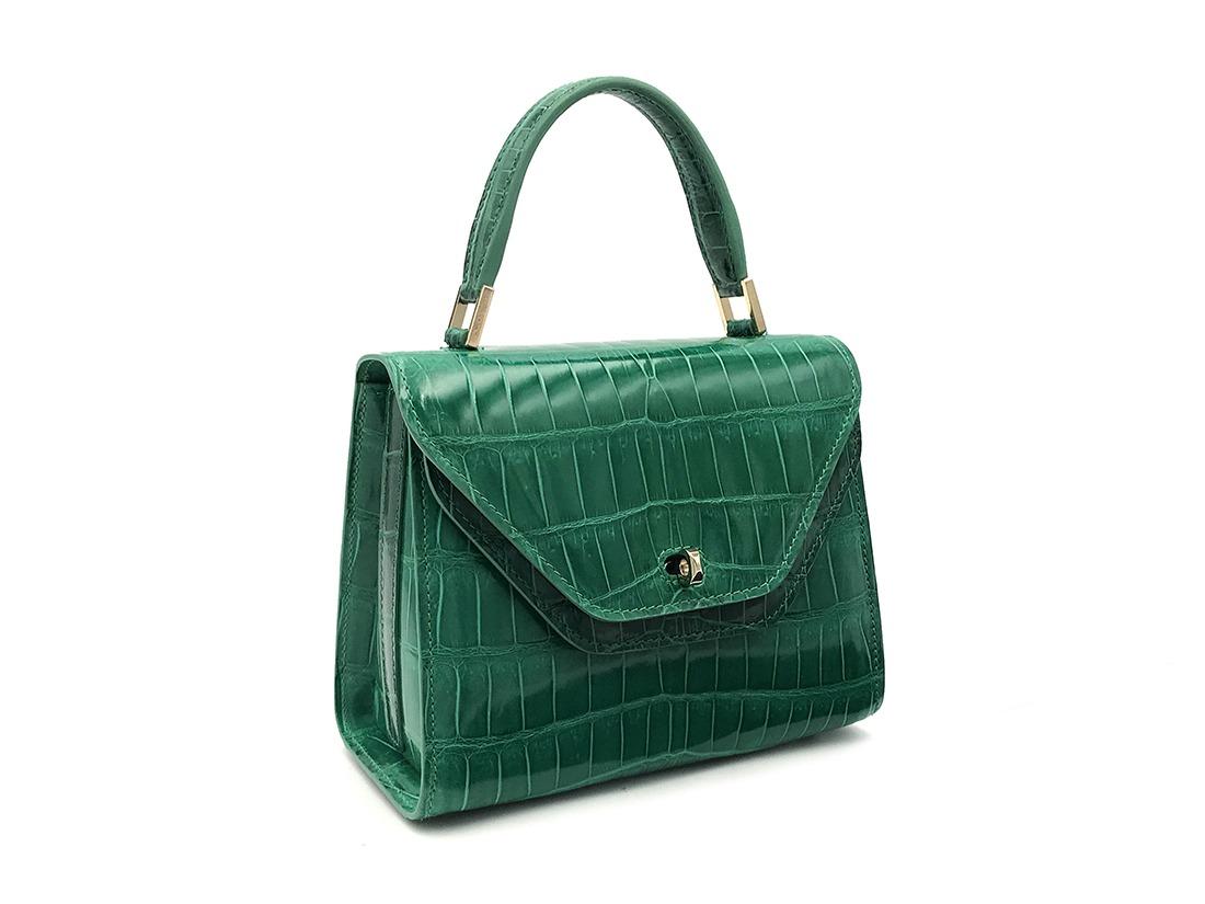 Wonderful real crocodile handbag 
Giorgio Santamaria, one of the master craftsman specialised in the manufacturing of this prestigious material
Real crocodile or alligator leather
Emerald green color
Single handle
Hand painted sides
Double flap