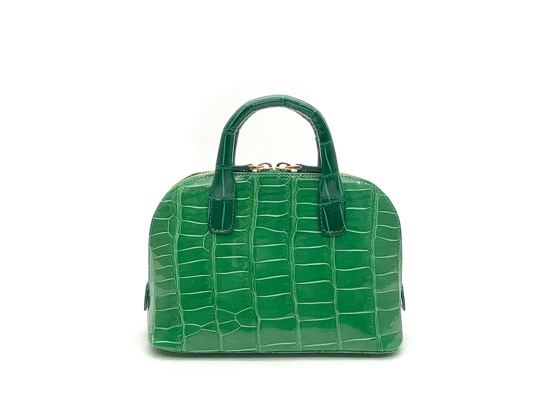 Wonderful real crocodile handbag 
Giorgio Santamaria, one of the master craftsman specialised in the manufacturing of this prestigious material
Real crocodile or alligator leather
Bright green color
Double handle
Hand painted sides
Internal