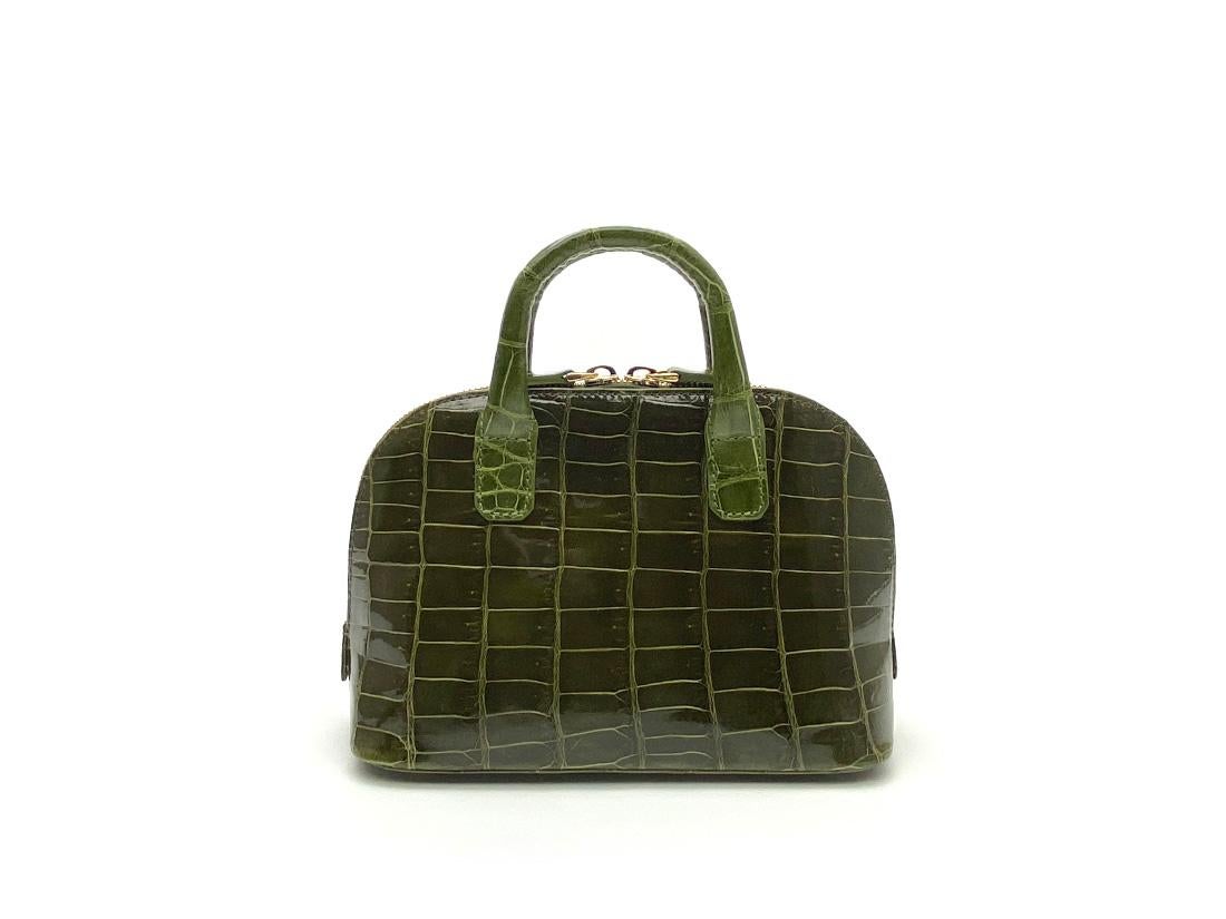 Wonderful real crocodile handbag 
Giorgio Santamaria, one of the master craftsman specialised in the manufacturing of this prestigious material
Real crocodile or alligator leather
Olive green color
Double handle
Hand painted sides
Internal