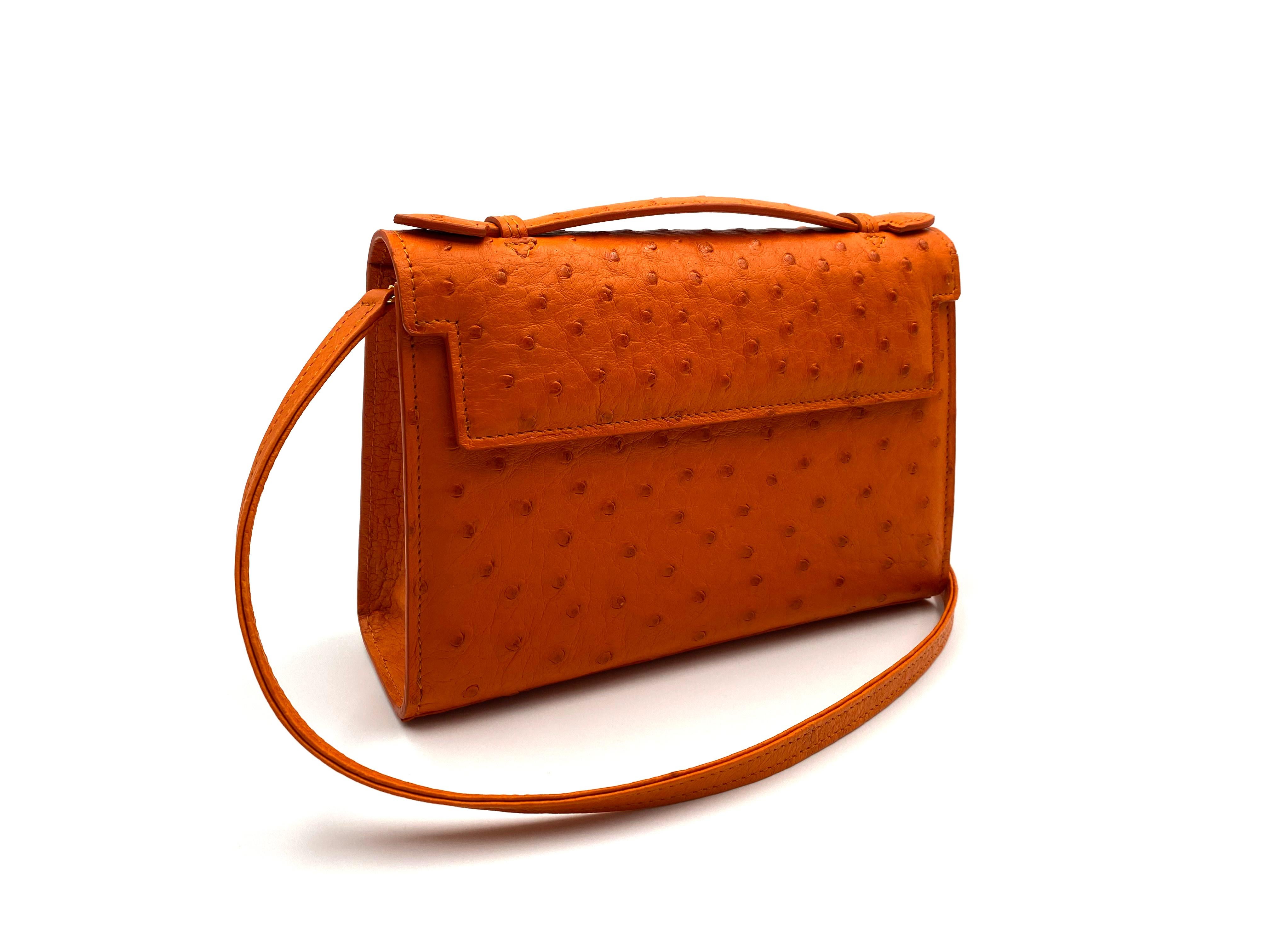 Wonderful real ostrich handbag 
Giorgio Santamaria, one of the master craftsman specialised in the manufacturing of this prestigious material
Real ostrich leather
Orange color
Single handle
Hand painted profiles
Internal pocket 
Removable shoulder