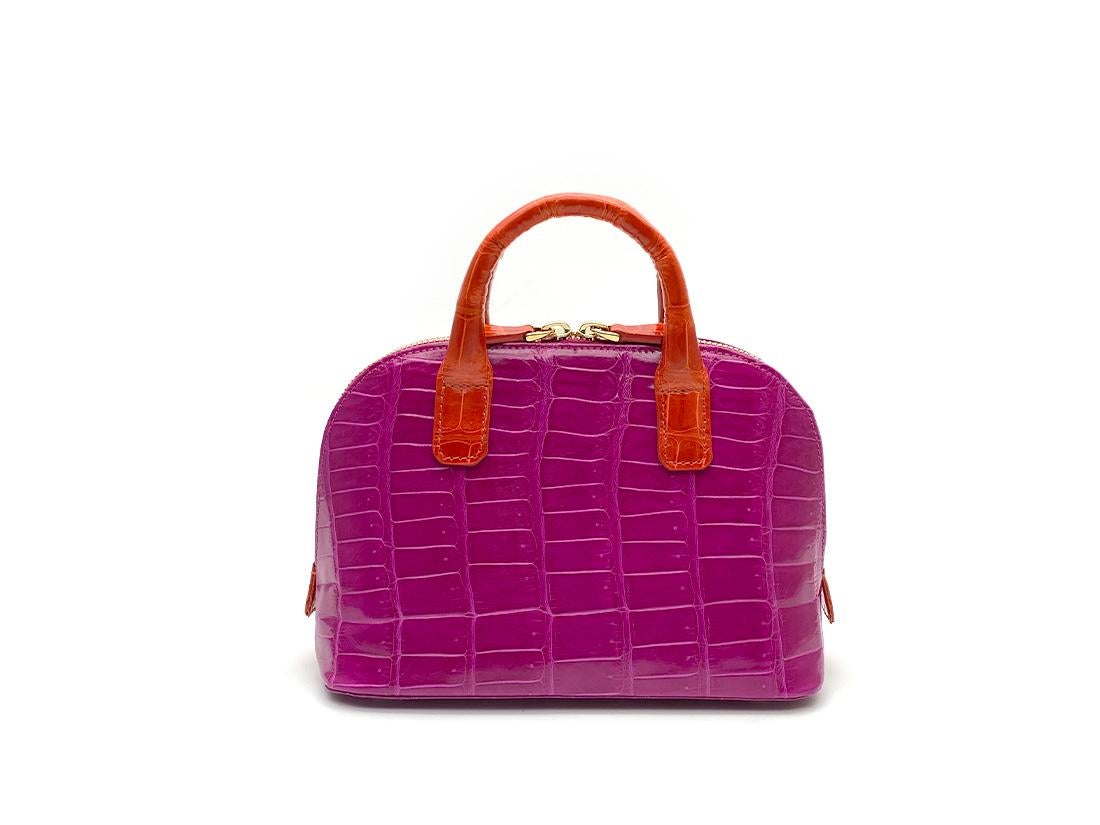 Wonderful real crocodile handbag 
Giorgio Santamaria, one of the master craftsman specialised in the manufacturing of this prestigious material
Real crocodile or alligator leather
Red and fuchsia color
Double handle
Hand painted sides
Internal