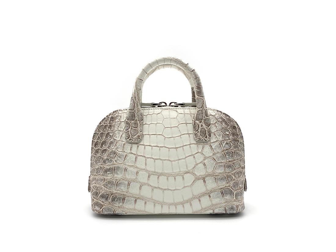 Wonderful real crocodile handbag 
Giorgio Santamaria, one of the master craftsman specialised in the manufacturing of this prestigious material
White Himalayan crocodile
Double handle
Hand painted sides
Internal pocket
External pocket
Removable