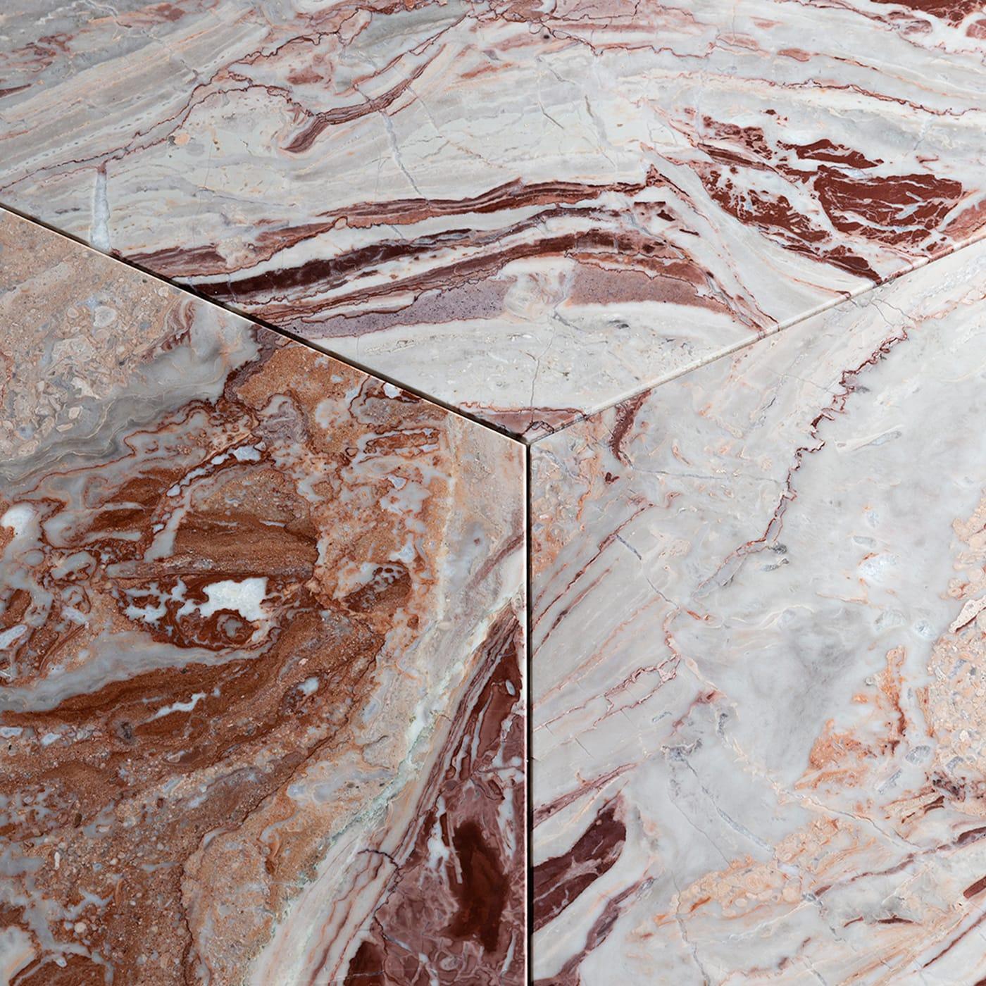 Hommage majestueux au charme naturel du marbre rouge Arabescato Orobico du nord de l'Italie, ce précieux design de Massimo Castagna s'impose dans un intérieur contemporain. D'un raffinement absolu, elle est entièrement réalisée à la main en marbre