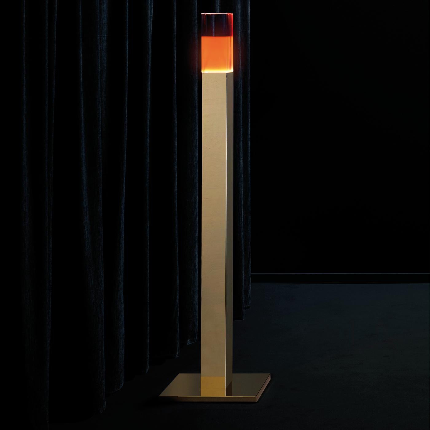 Cet élégant lampadaire d'Andrea Branzi a un corps en acier inoxydable et un plateau en plexiglas bicolore. L'utilisation de lignes droites et de la forme rectangulaire dans différentes tailles et configurations donne à cette lampe un aspect