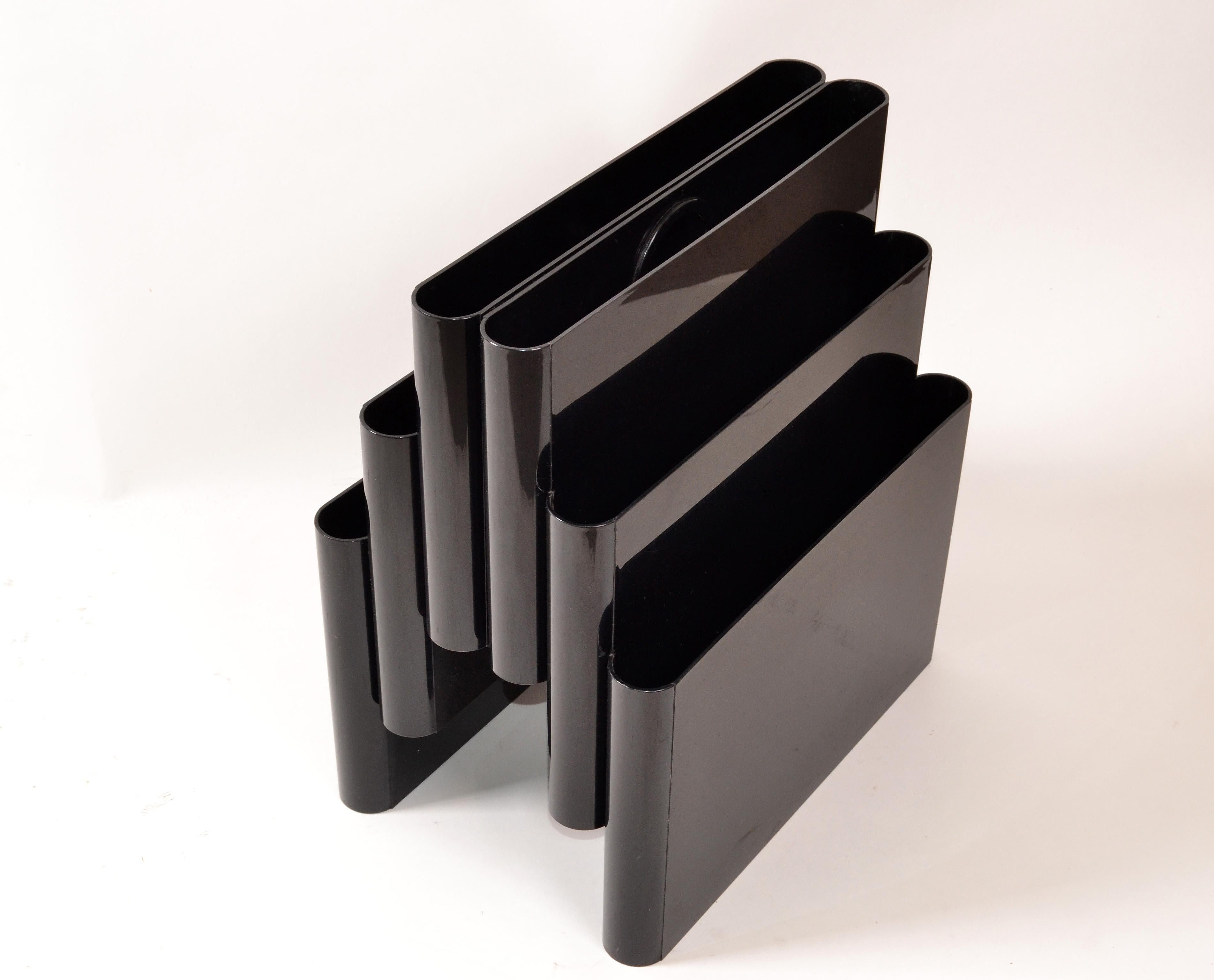 Giotto Stoppino by Kartell Italy Mid-Century Modern Black Plastic Magazine Rack In Good Condition In Miami, FL