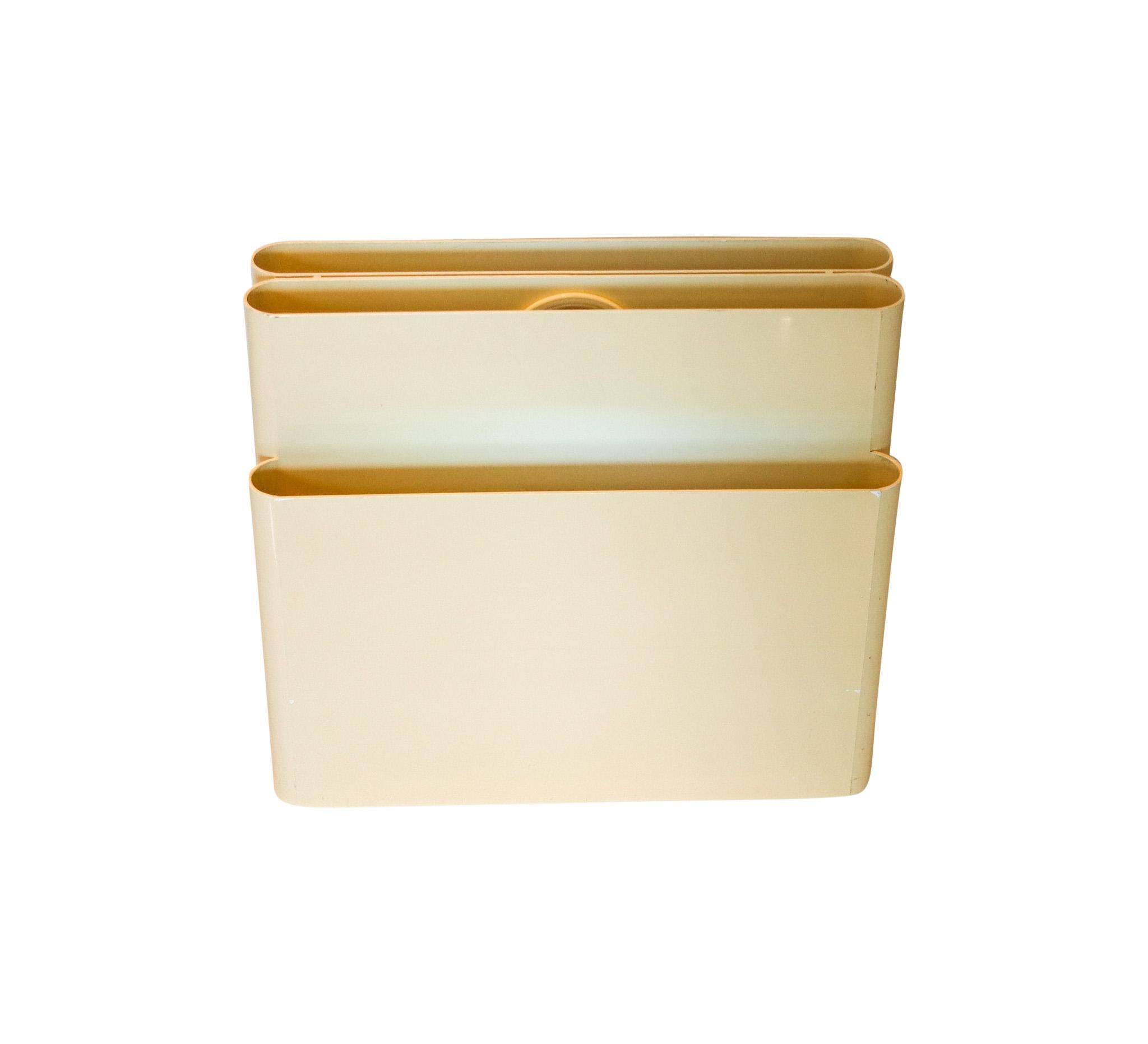 Polished Giotto Stoppino For Kartell 1970 Italian Magazine Holder In Cream Plastic For Sale