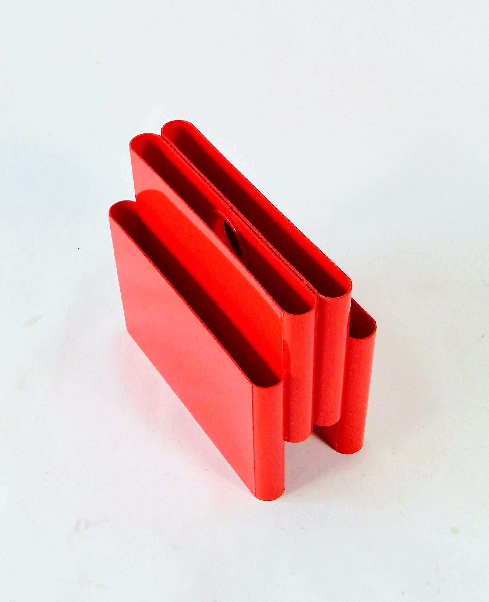 Giotto Stoppino per Kartell 1970 Post Modern portariviste in plastica rossa brillante in vendita 3