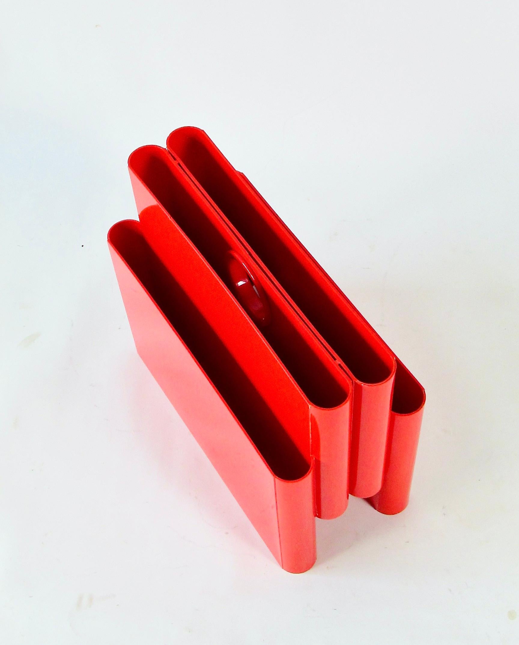 Giotto Stoppino per Kartell 1970 Post Modern portariviste in plastica rossa brillante in vendita 4
