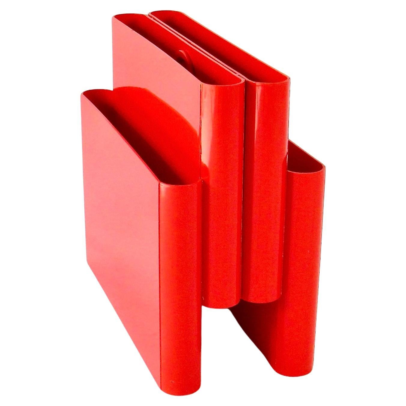 Op Pop Mod anni '70  Italiano  portariviste in plastica . Kartell modello numero 4675 progettato da Giotto Stoppino   Portariviste in plastica rossa. La struttura è composta da sei baccelli arrotondati e allungati con un appiglio circolare al centro