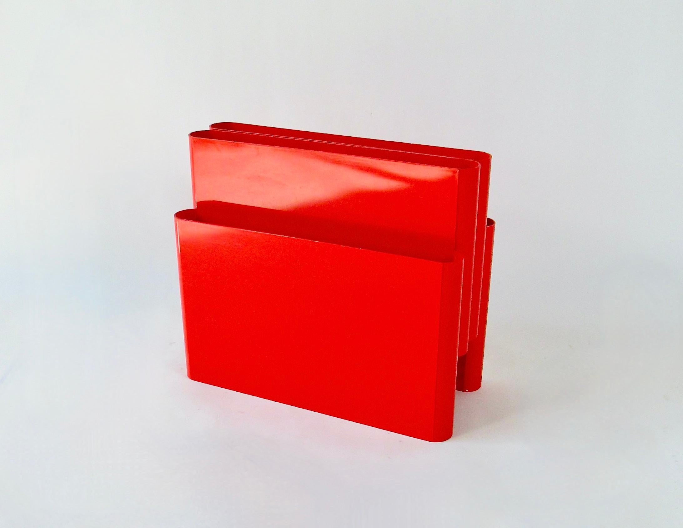 Mid-Century moderno Giotto Stoppino per Kartell 1970 Post Modern portariviste in plastica rossa brillante in vendita