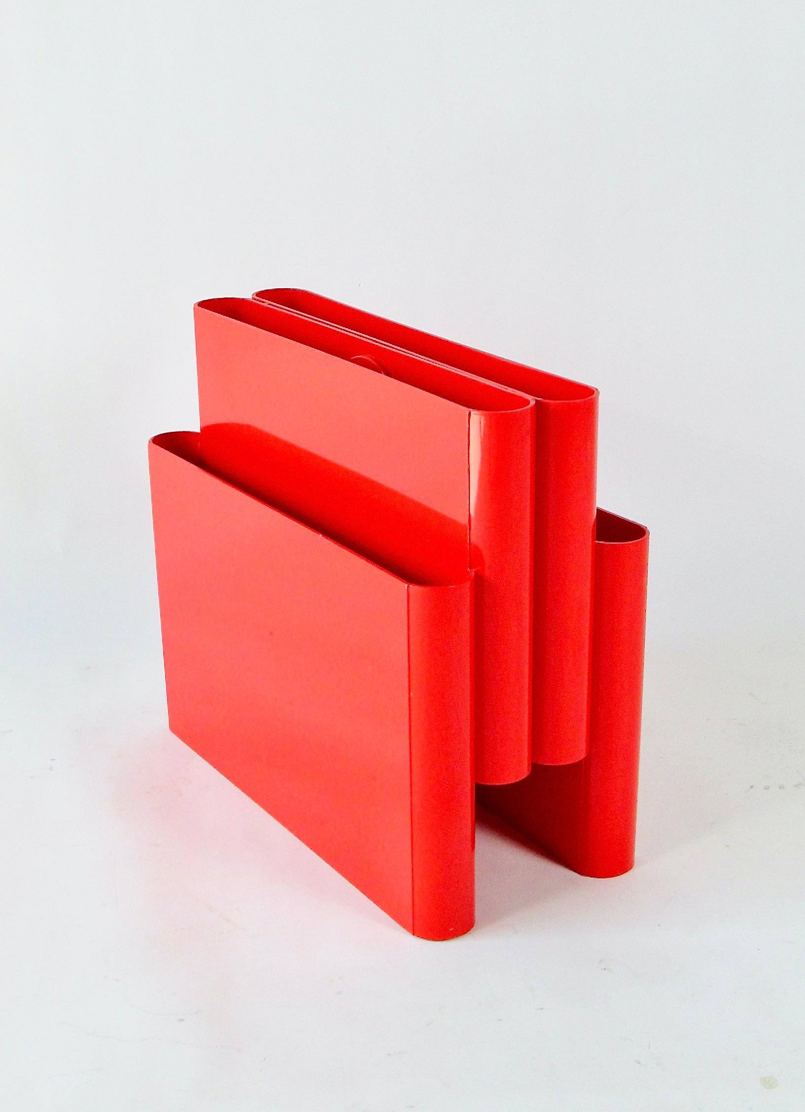Italiano Giotto Stoppino per Kartell 1970 Post Modern portariviste in plastica rossa brillante in vendita