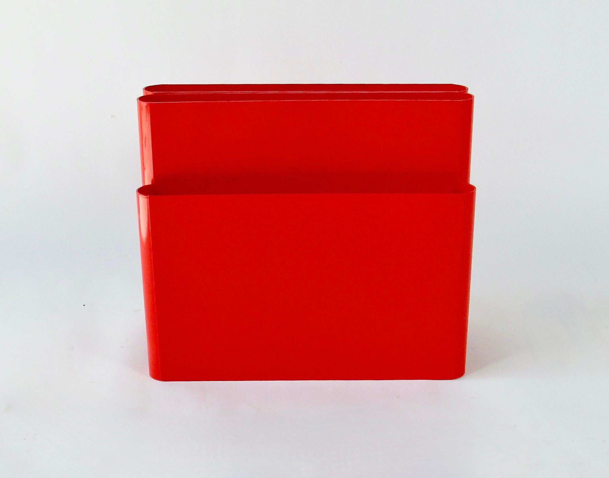 Giotto Stoppino per Kartell 1970 Post Modern portariviste in plastica rossa brillante In condizioni buone in vendita a Ferndale, MI