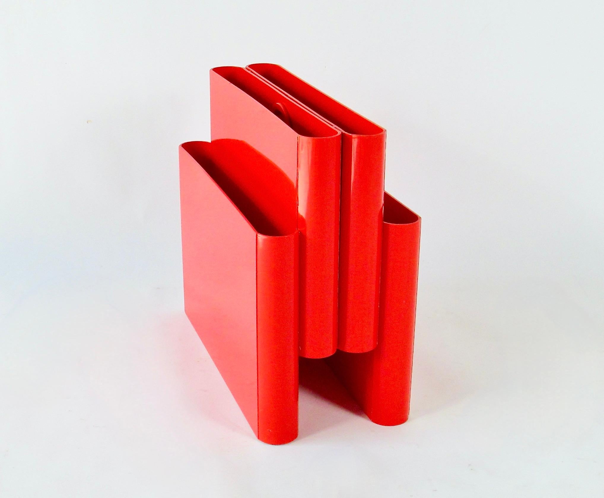 XX secolo Giotto Stoppino per Kartell 1970 Post Modern portariviste in plastica rossa brillante in vendita