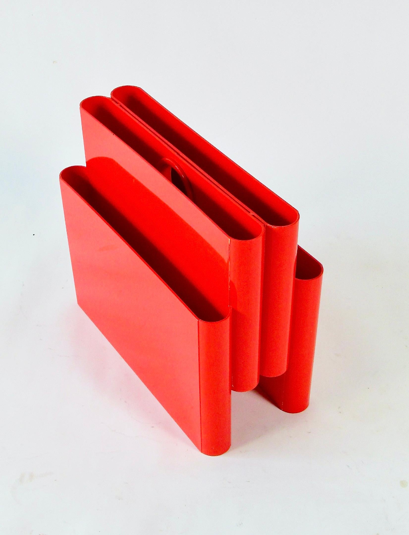 Giotto Stoppino per Kartell 1970 Post Modern portariviste in plastica rossa brillante in vendita 2