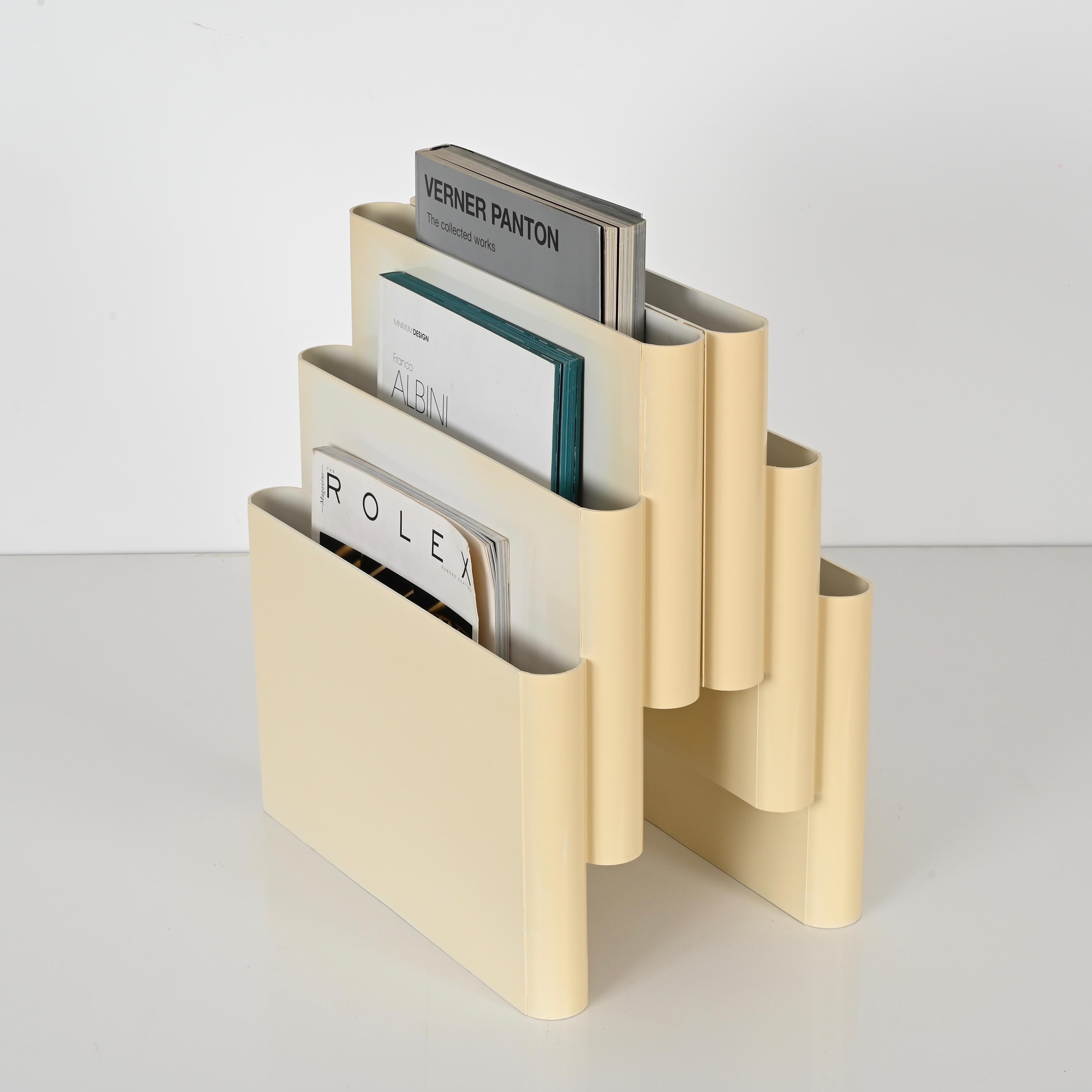 Ikonischer Zeitschriftenständer Mod. 4675 aus beigem Kunststoff, entworfen von Giotto Stoppino und hergestellt von Kartell in Italien in den 1970er Jahren.  

Dieser große Zeitschriftenständer mit 6 Fächern hat dank der geschwungenen und eleganten