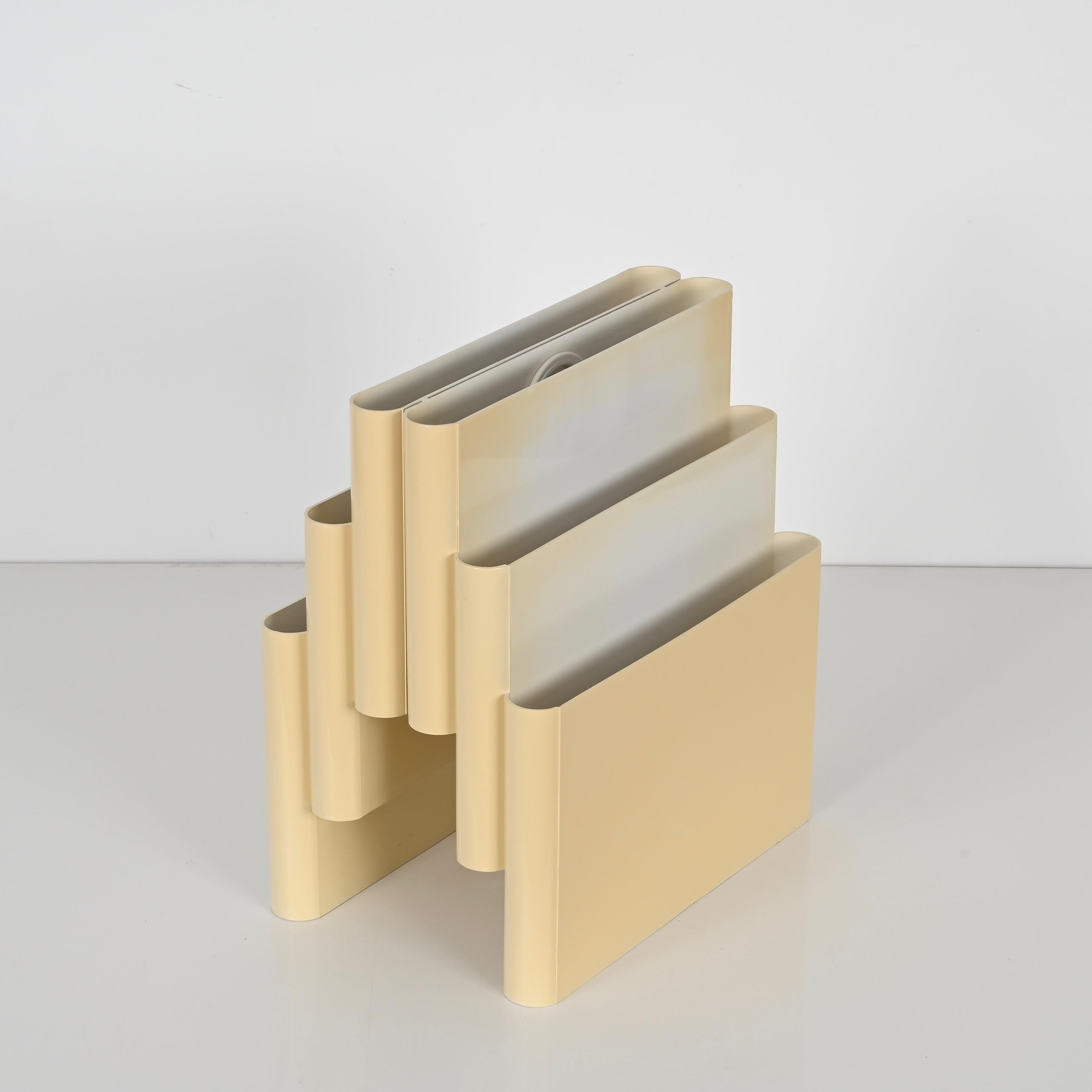 Giotto Stoppino für Kartell Cremefarbener Zeitschriftenständer, Italien 1970er Jahre (Moderne der Mitte des Jahrhunderts)