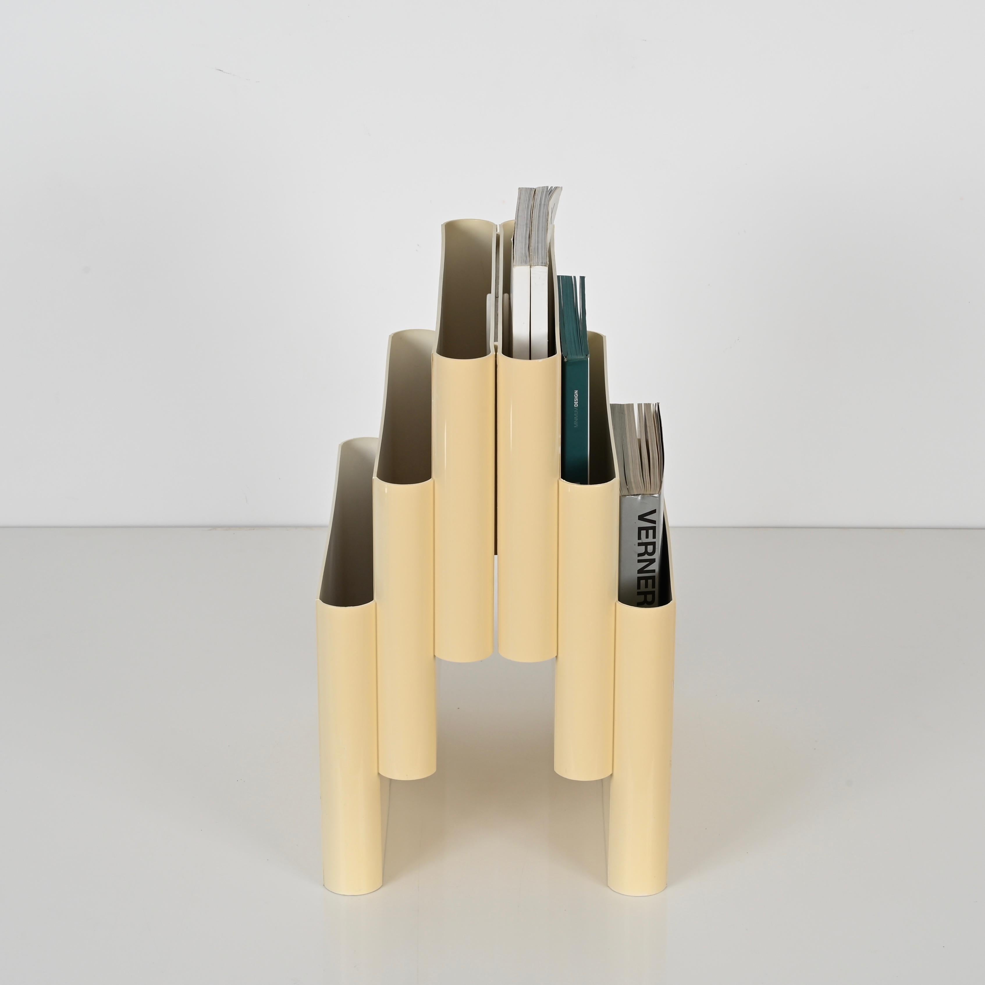 Giotto Stoppino für Kartell Cremefarbener Zeitschriftenständer, Italien 1970er Jahre (Kunststoff)