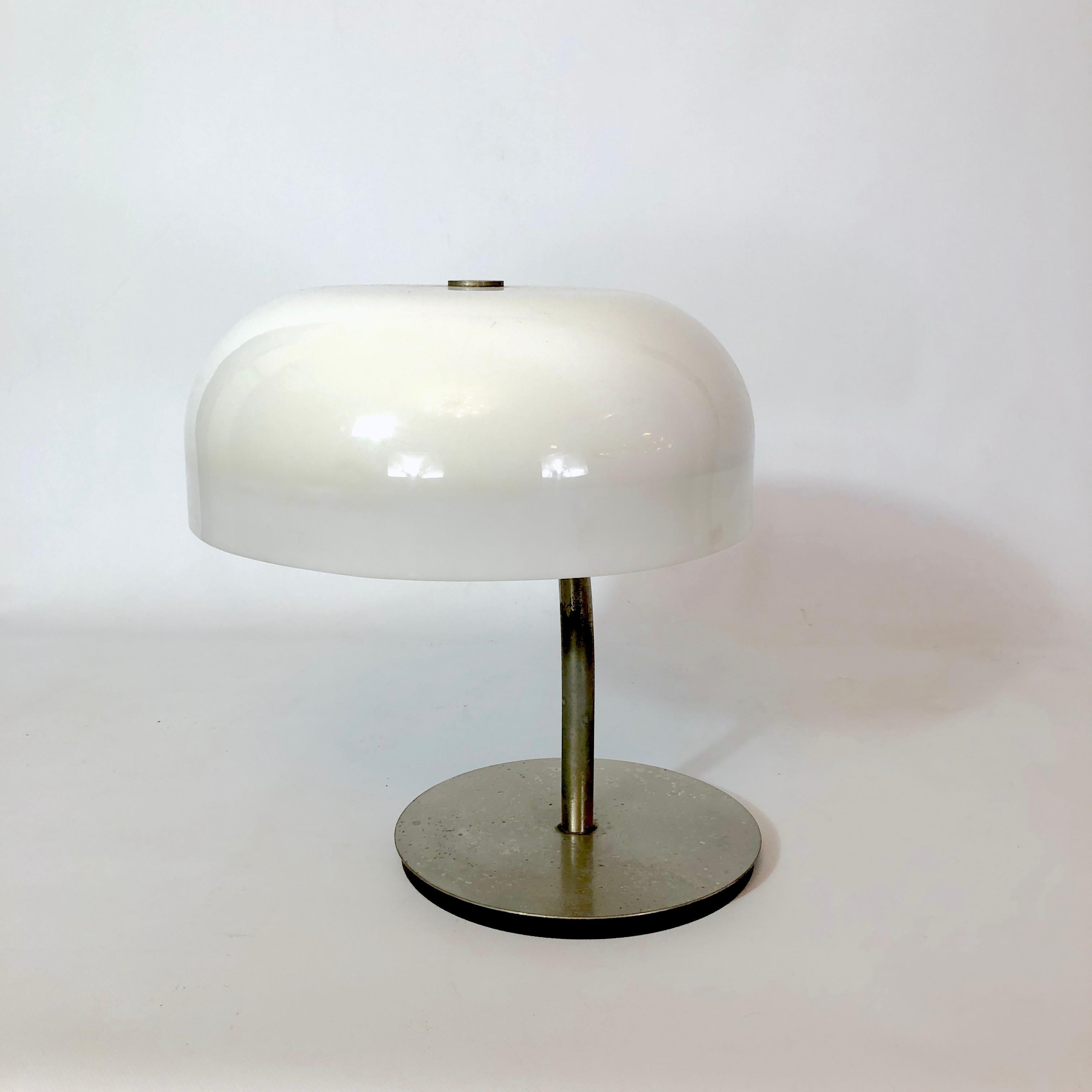 Good vintage condition with trace of age and use on the nicheled metal for this Italian adjustable table lamp designed by Giotto Stoppino for Valenti Luce. Made from metal frame and plastic. Full working with EU standard, adaptable on demand for USA