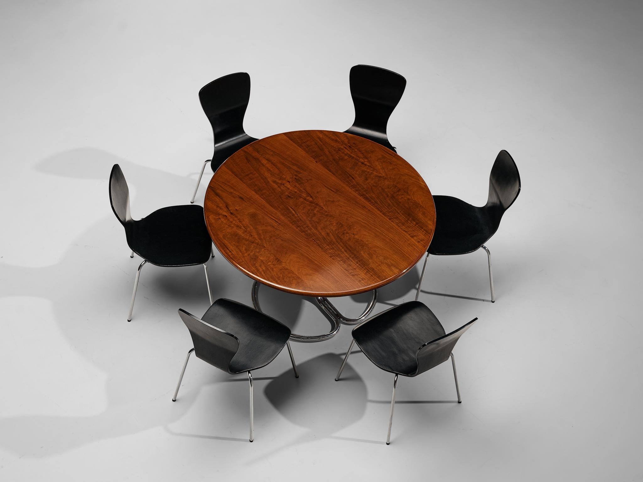 Giotto Stoppino 'Maia' Tisch in Nussbaum mit Tapio Wirkkala 'Nikke' Esszimmerstühlen im Angebot 1