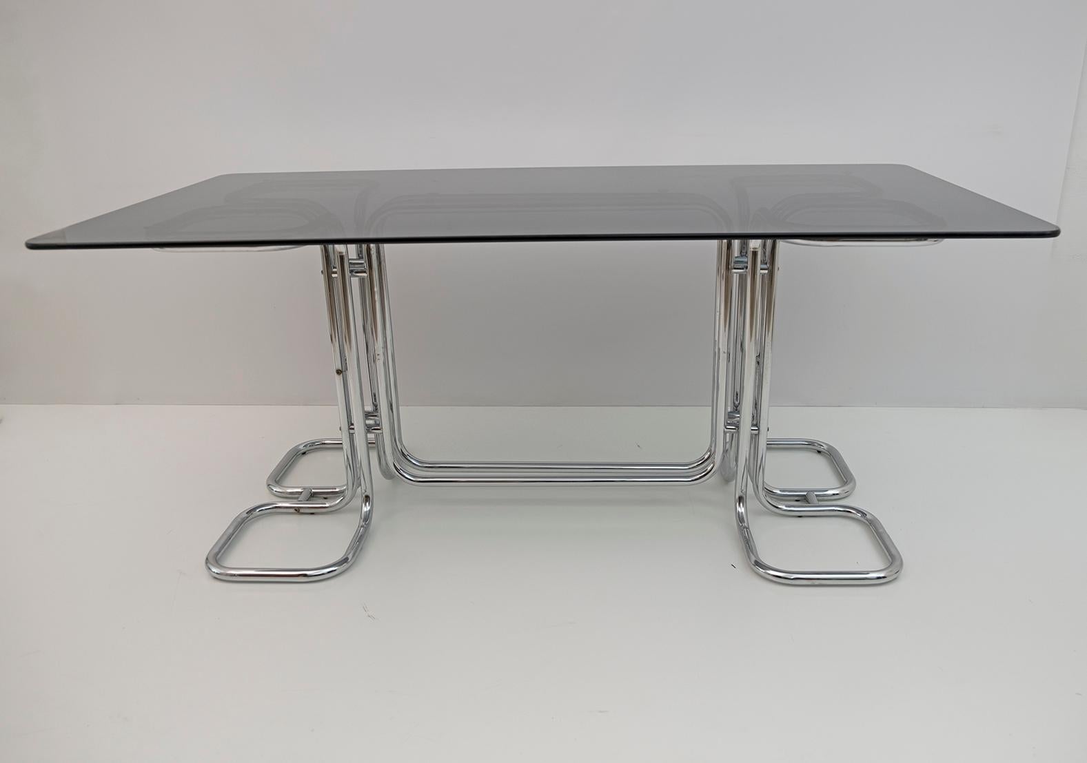 Giotto Stoppino Mid-Century Modern Italian Glass Smoked Top Dining Table, 1970s In Good Condition For Sale In Puglia, Puglia
