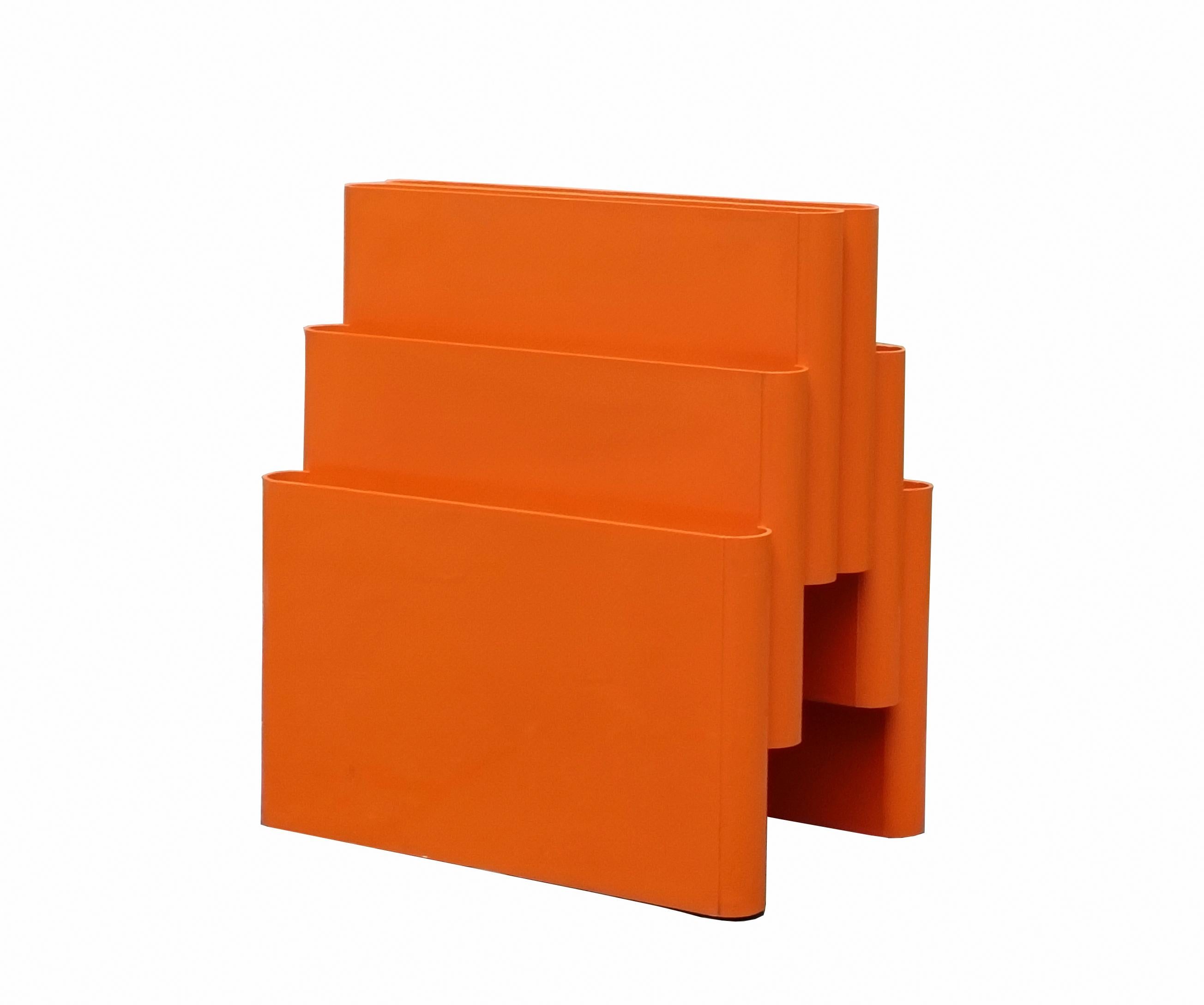 Porte-revues minimaliste à six compartiments conçu par Giotto Stoppino pour Kartell et présenté pour la première fois en 1972.
Fabriqué en Italie en plastique ABS
En excellent état   