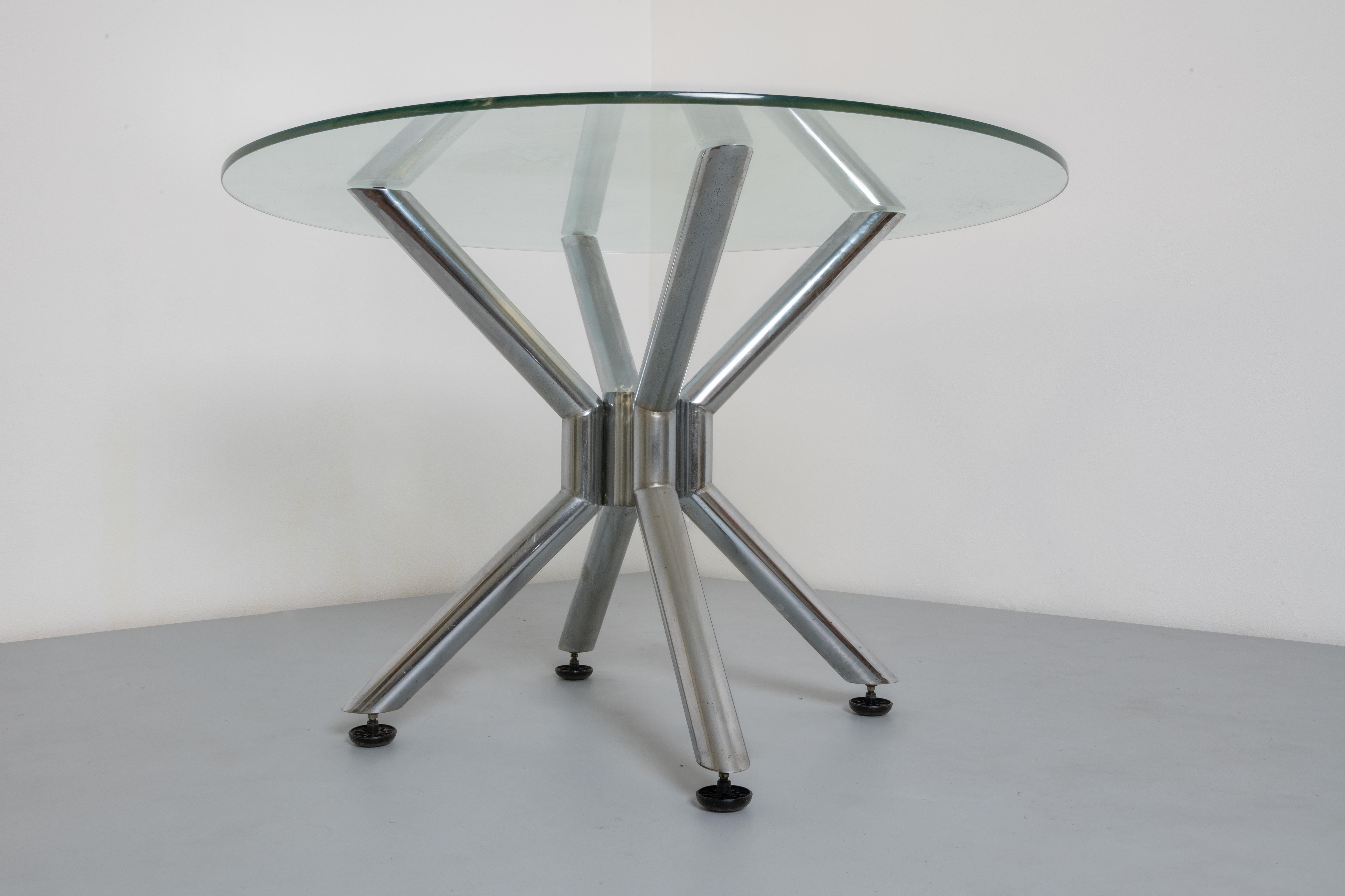 Italian Giotto Stoppino, Round table in beveled crystal with tubular steel frame.