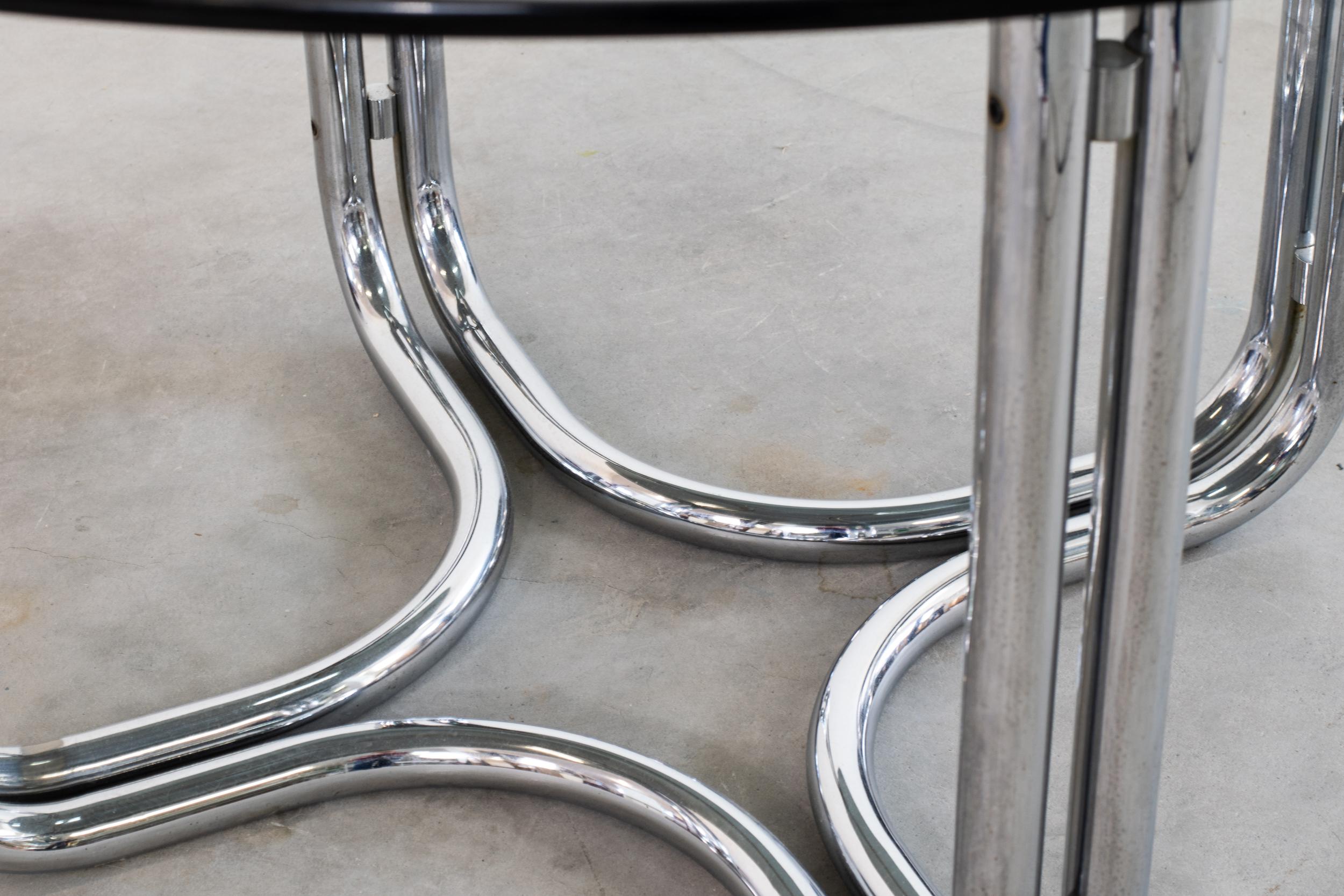 Autre Table de salle à manger ronde Giotto Stoppino en acier et verre fumé des années 1970 en vente