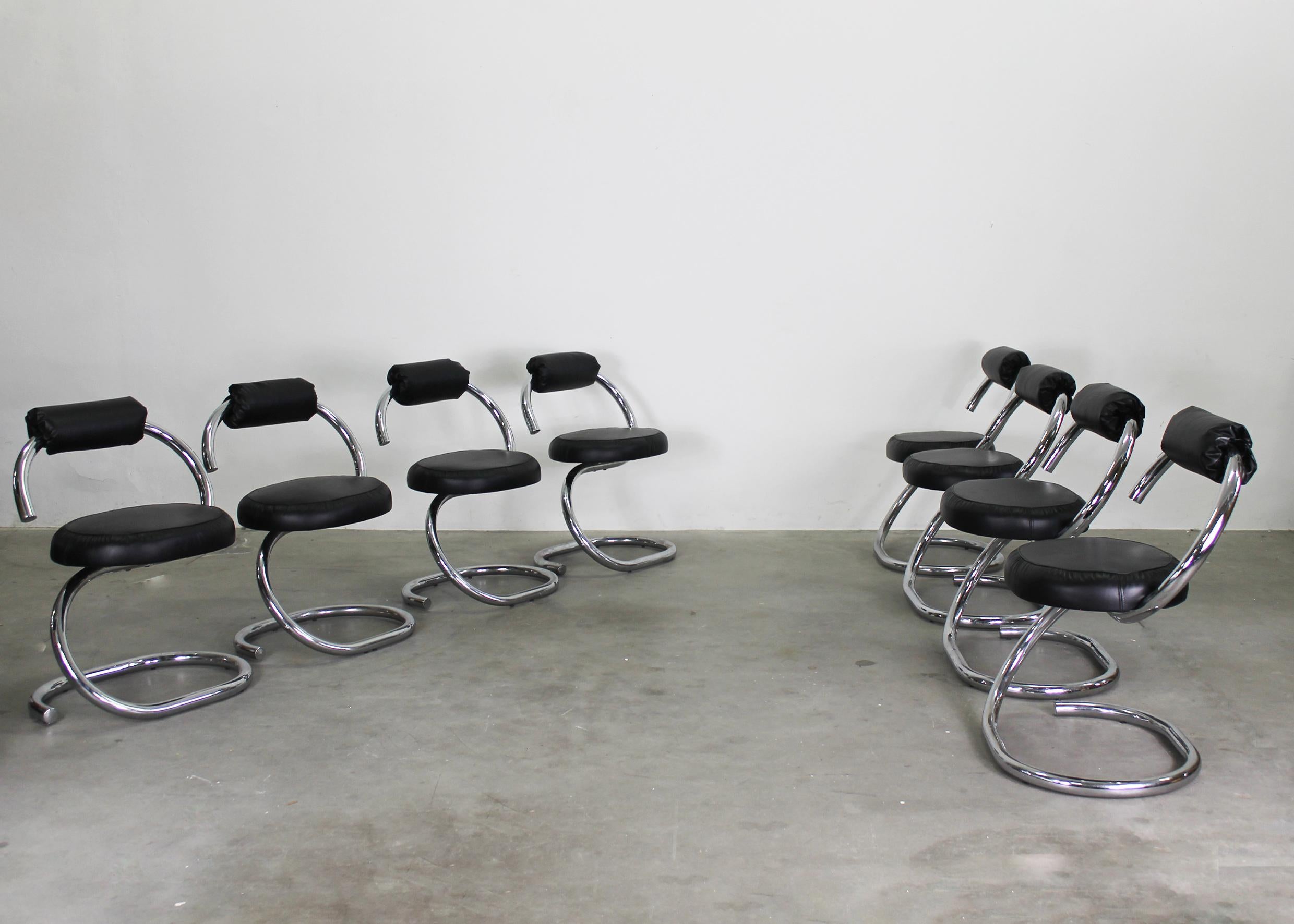 Giotto Stoppino Conjunto de ocho sillas Cobra de acero y cuero acolchado Años 70 Posmoderno en venta
