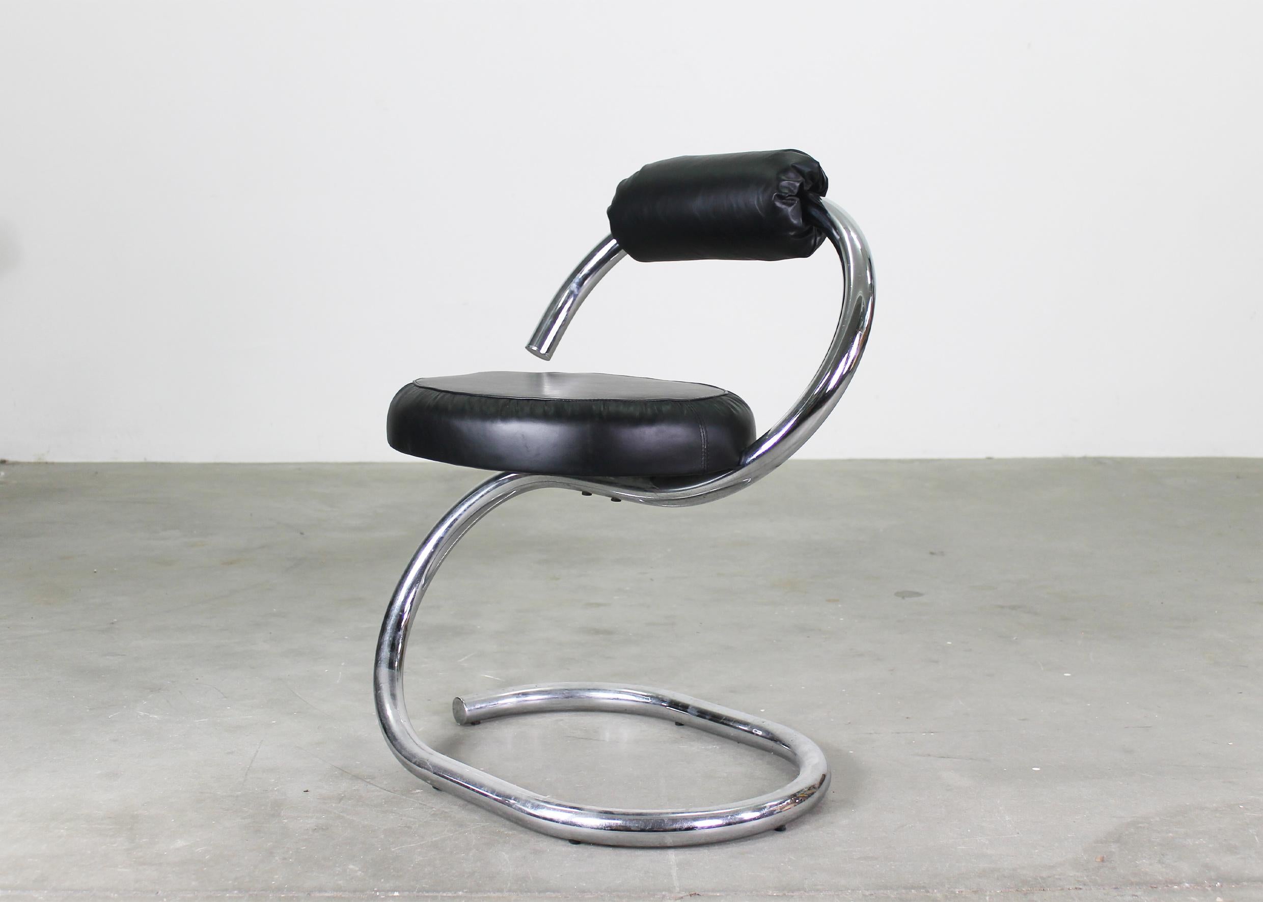 Giotto Stoppino Conjunto de ocho sillas Cobra de acero y cuero acolchado Años 70 en Excelente estado para la venta en Montecatini Terme, IT