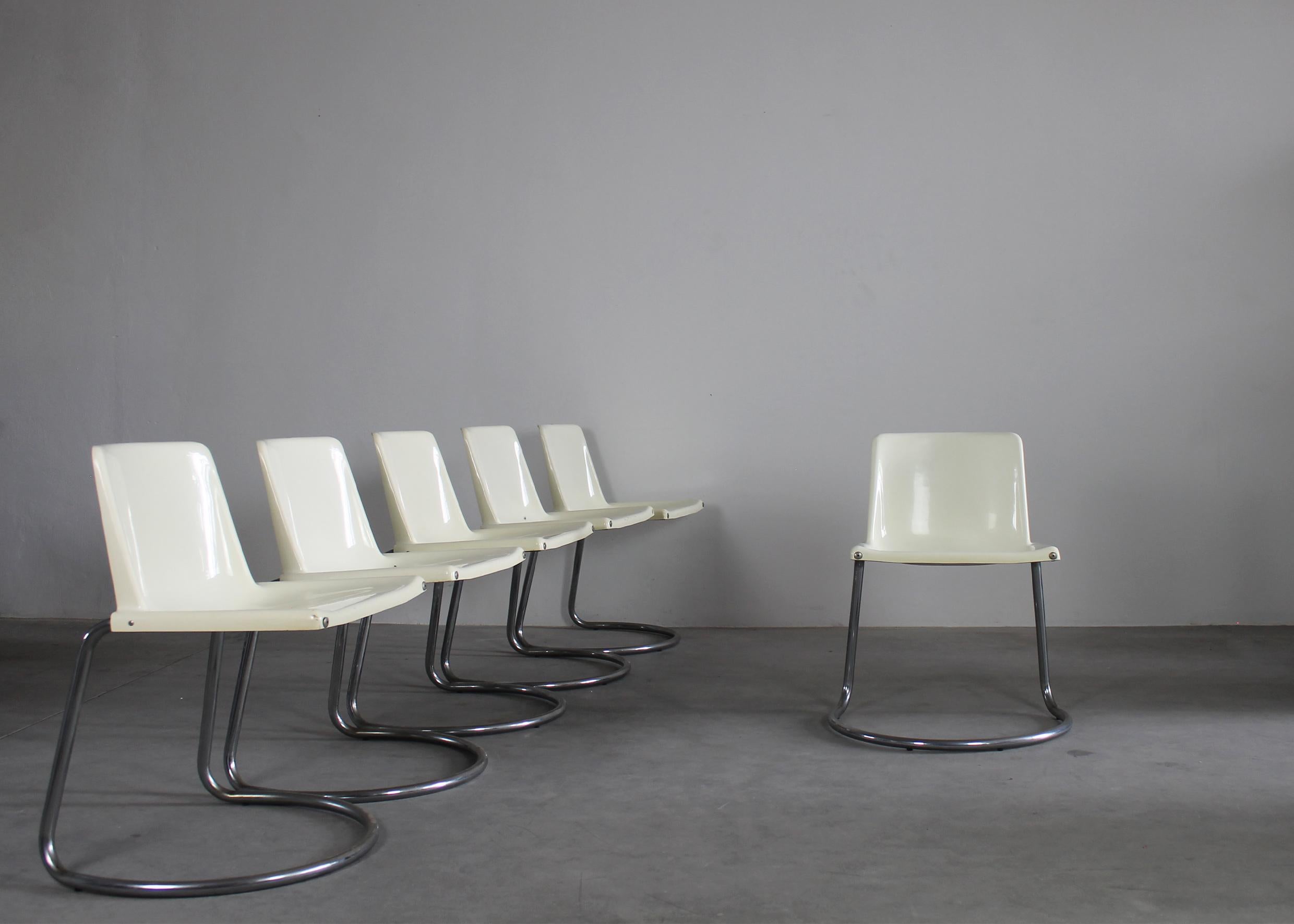 Lot de six chaises Alessia avec pieds en métal tubulaire chromé et sièges en ABS blanc, conçues par Giotto Stoppino et fabriquées par Driade dans les années 1970. 

(Marque du fabricant visible sous les sièges)

Giotto Stoppino est l'une des figures