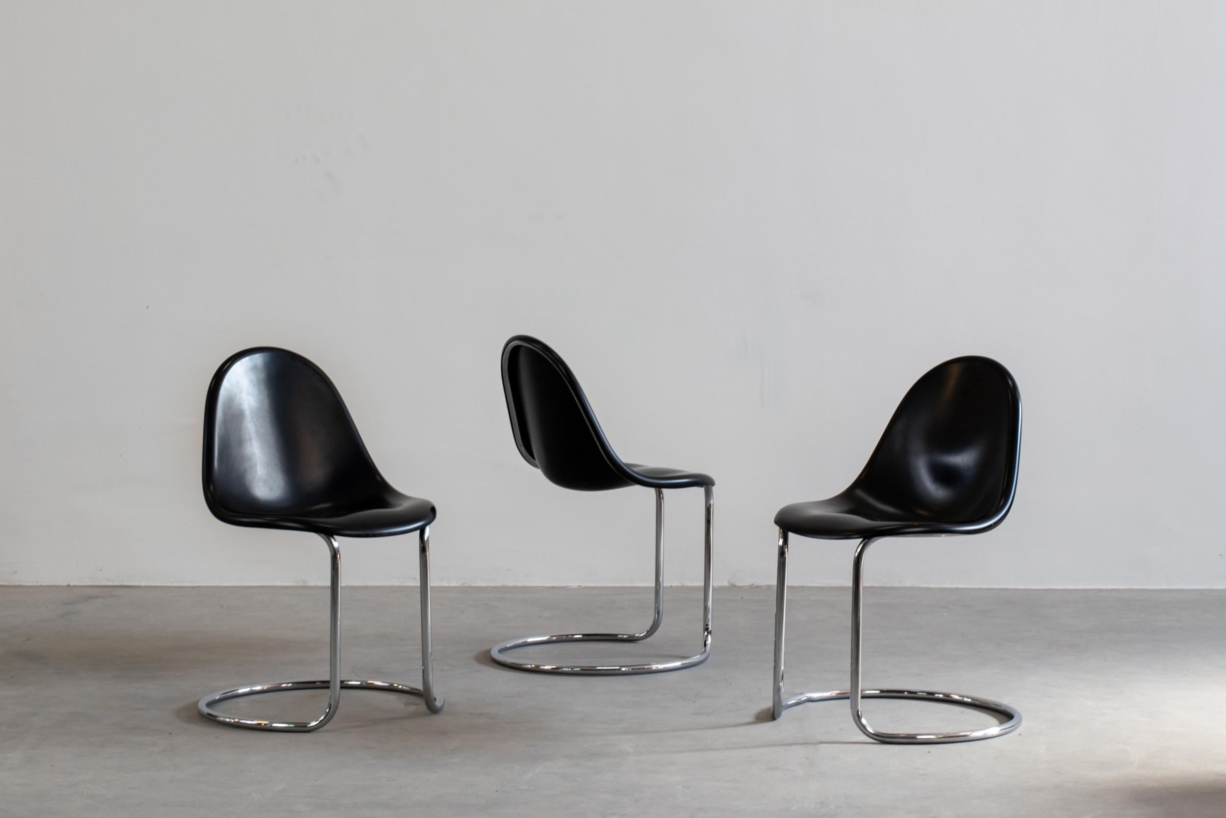 Lot de trois chaises empilables Maia avec structure en acier tubulaire et assise en ABS noir, conçues par Giotto Steele et produites par Bernini dans les années 1970. 
La chaise Maia présente une forme sinueuse et organique, qui crée un beau