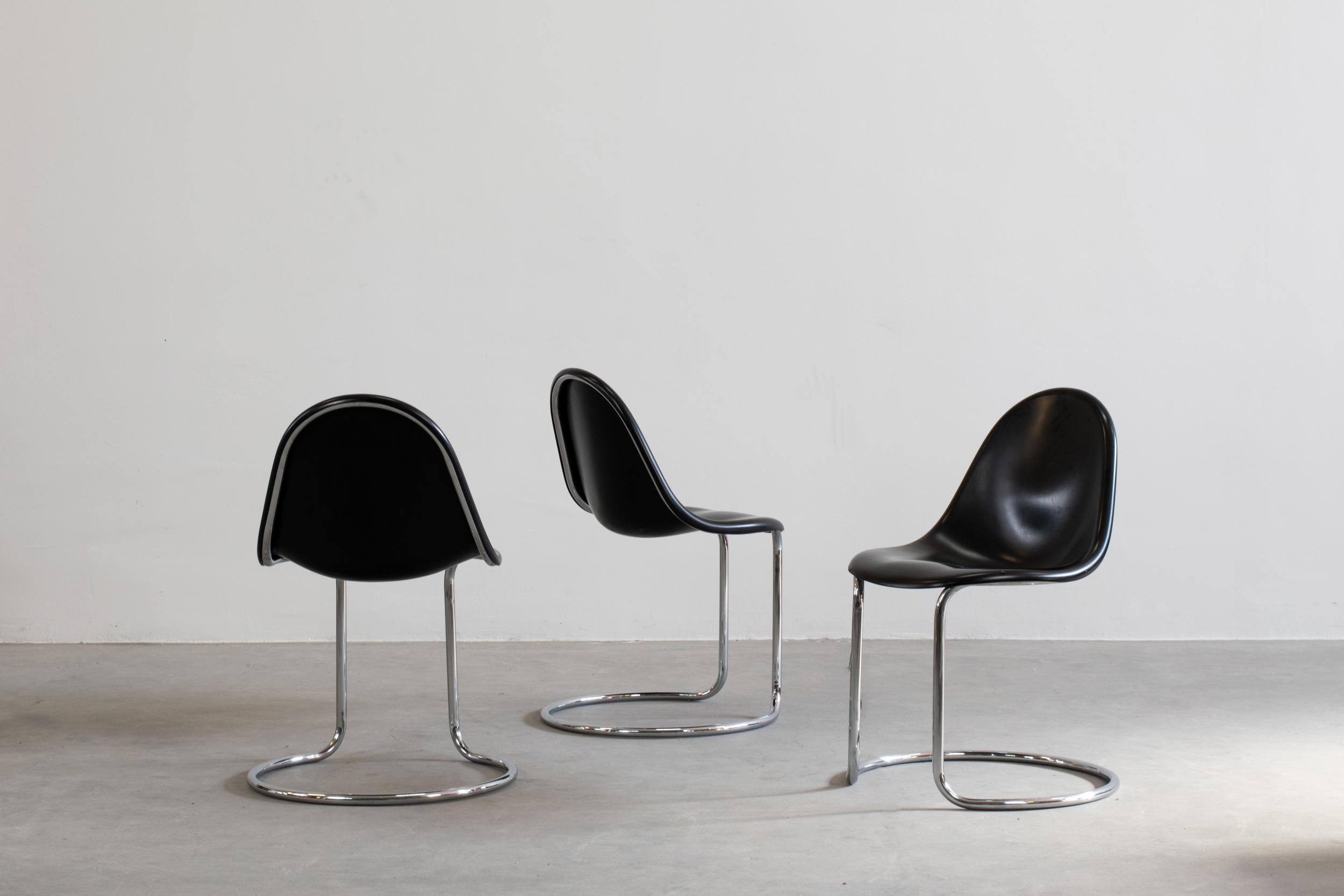 Postmoderne Giotto Stoppino Ensemble de trois chaises Maia en ABS noir et acier par Bernini 1970