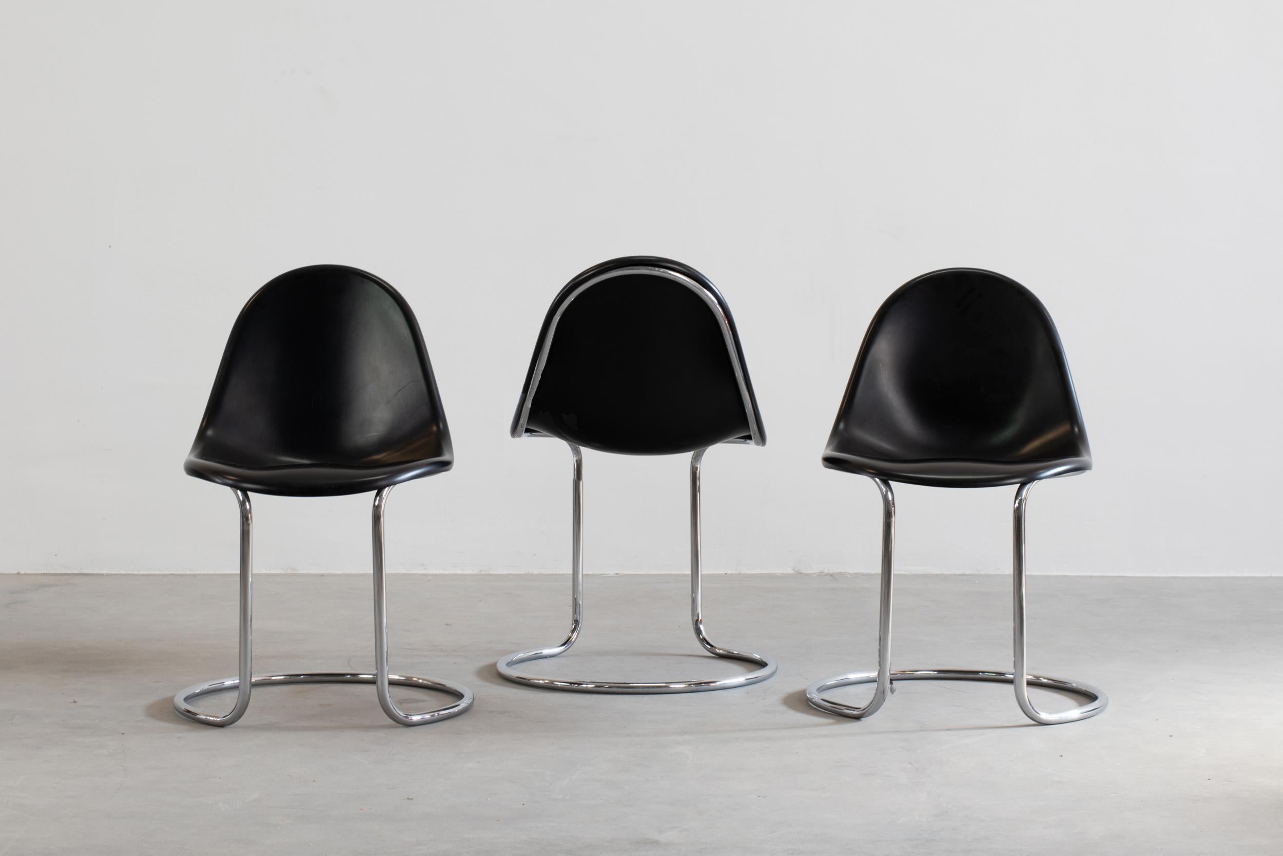 italien Giotto Stoppino Ensemble de trois chaises Maia en ABS noir et acier par Bernini 1970