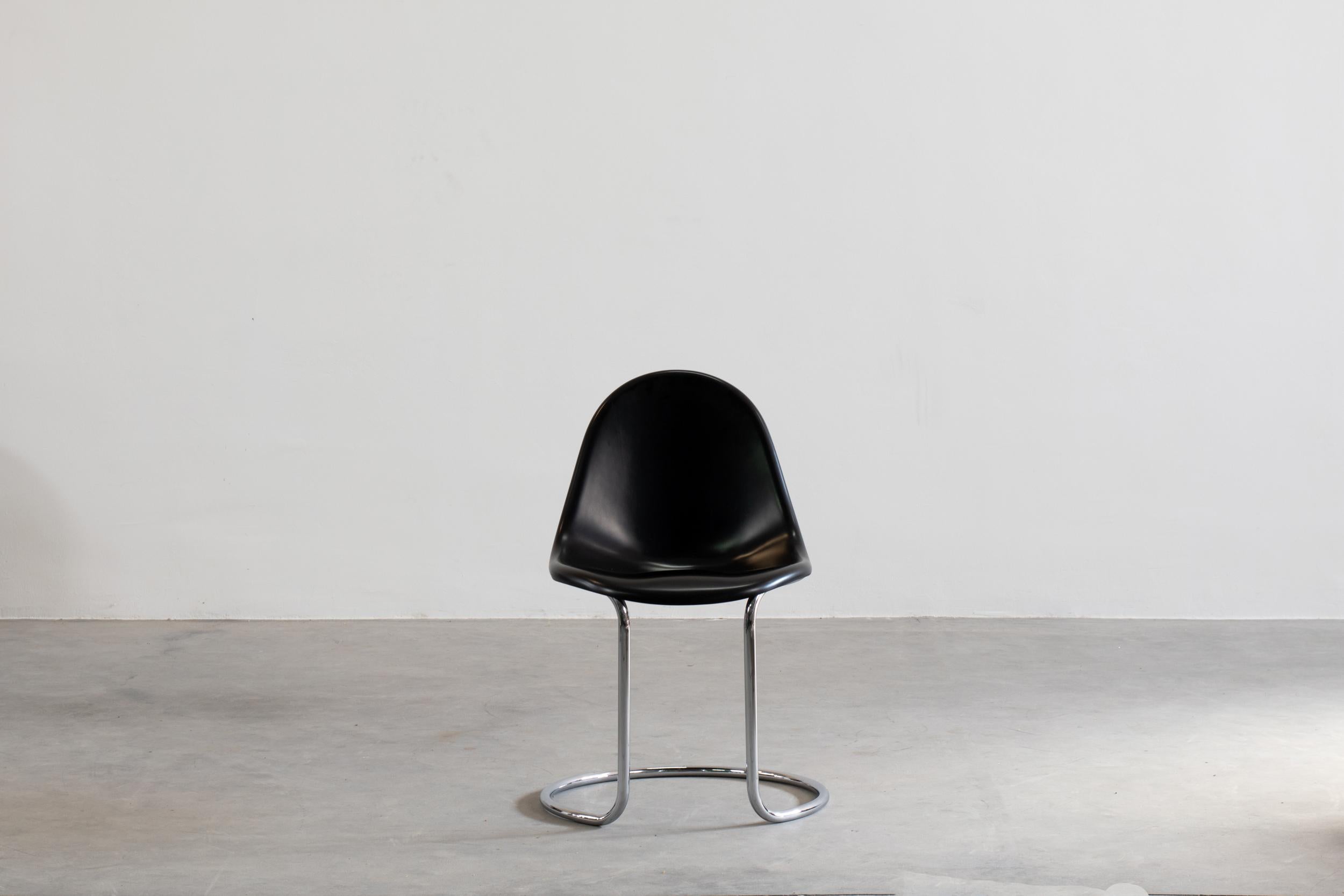 Laqué Giotto Stoppino Ensemble de trois chaises Maia en ABS noir et acier par Bernini 1970