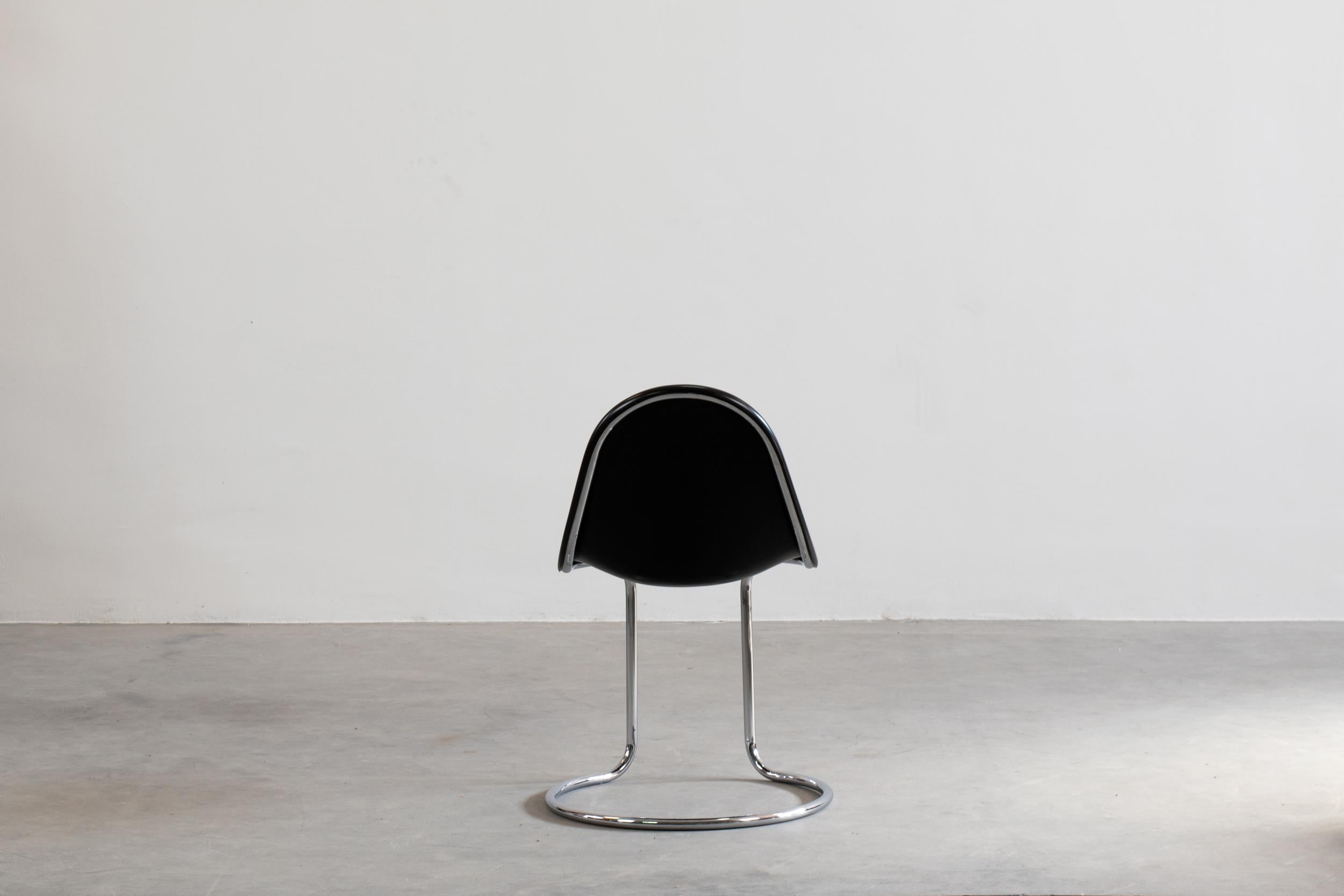 Milieu du XXe siècle Giotto Stoppino Ensemble de trois chaises Maia en ABS noir et acier par Bernini 1970