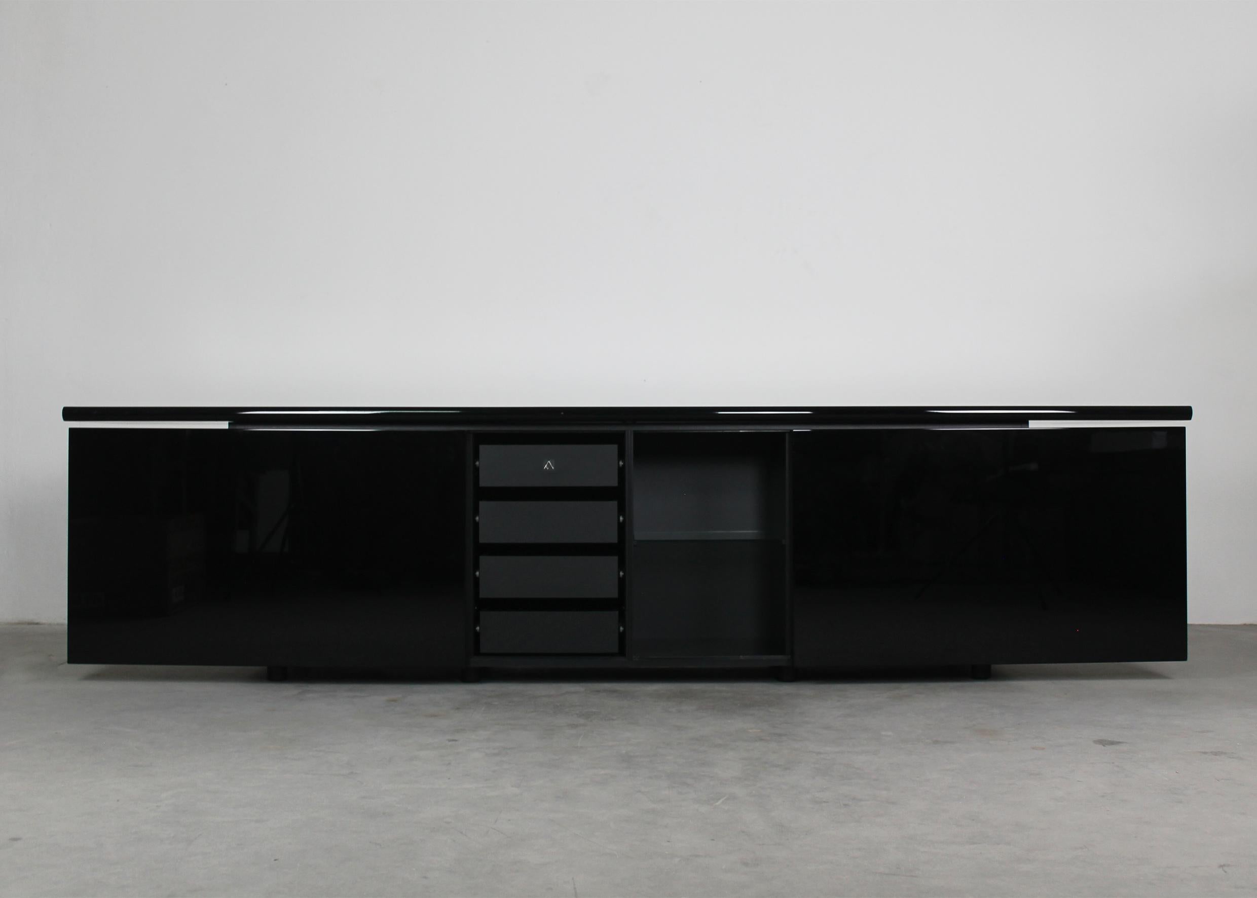 Italian Giotto Stoppino Sheraton Sideboard in Black Lacquered Wood by Acerbis 1977  For Sale