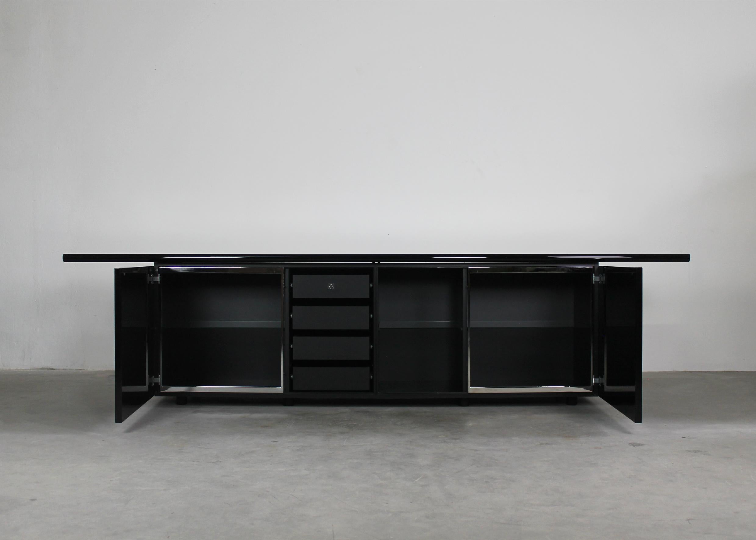 Giotto Stoppino Sheraton Sideboard in Black Lacquered Wood by Acerbis 1977  In Good Condition For Sale In Montecatini Terme, IT