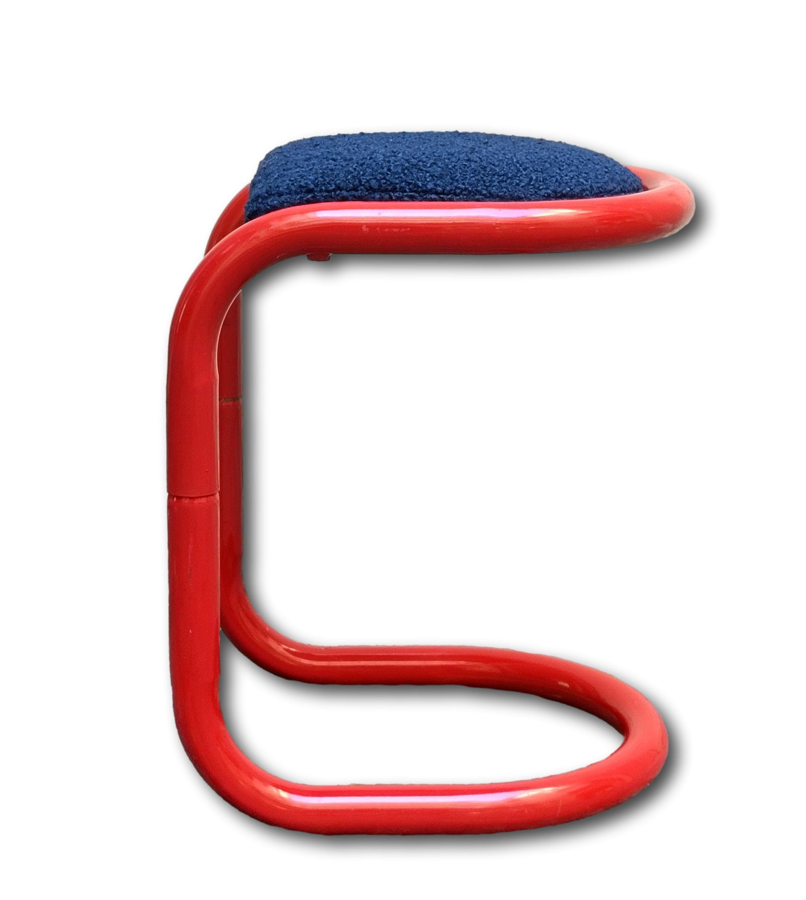 Mid-Century Modern Tabouret de bar Giotto Stoppino en métal tubulaire rouge et tissu bleu, années 1970 en vente