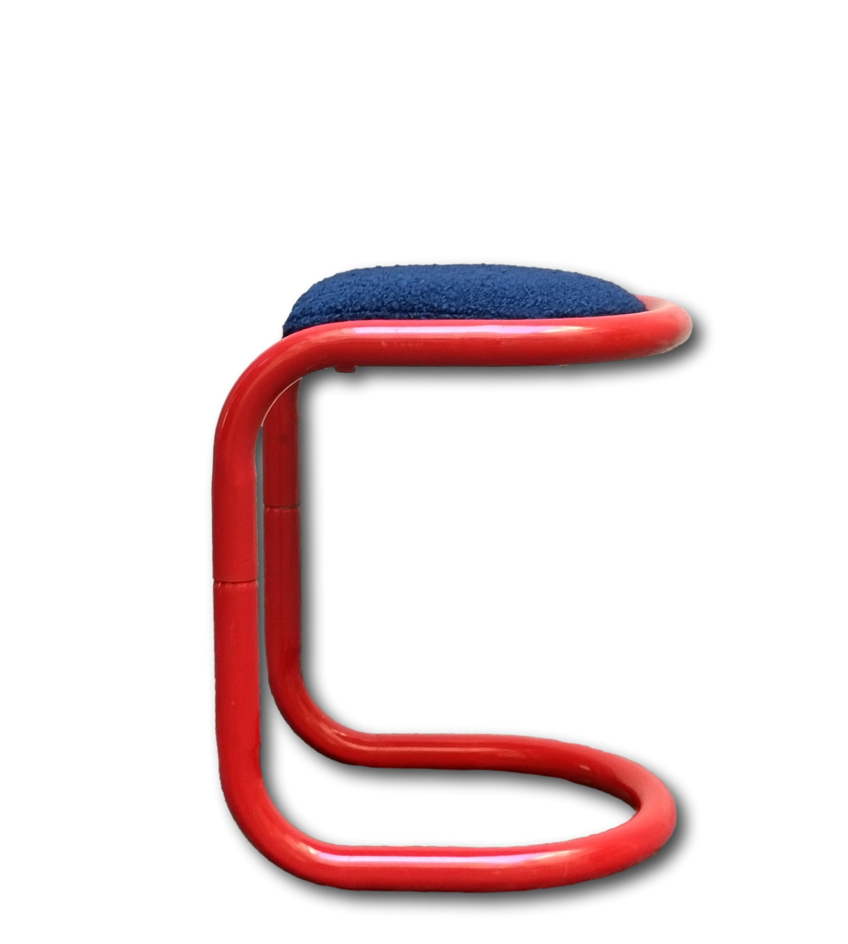 Late 20th Century Tabouret de bar Giotto Stoppino en métal tubulaire rouge et tissu bleu, années 1970 en vente
