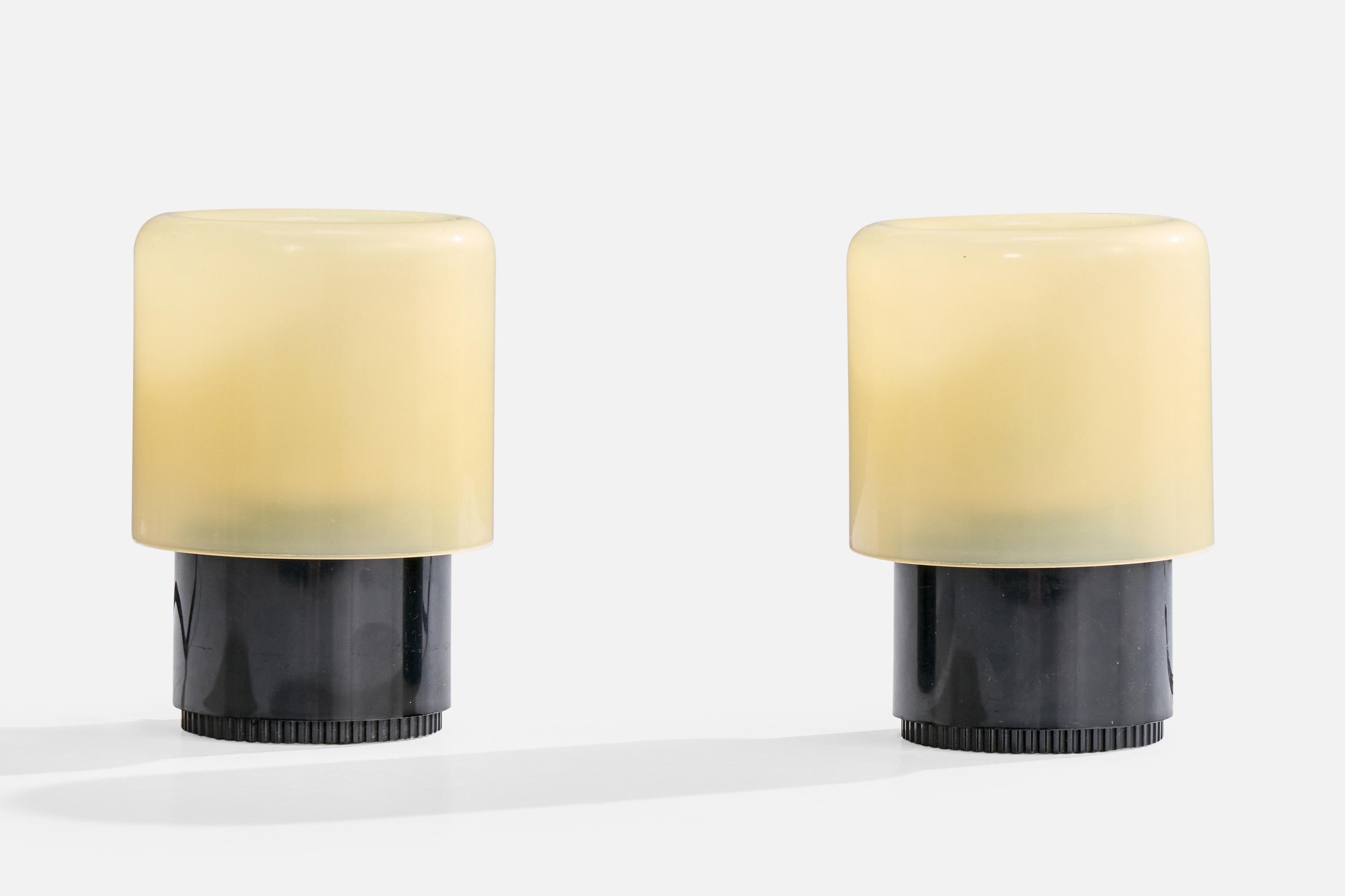 Ein Paar beige-schwarze Kunststoff-Tischlampen, entworfen von Giotto Stoppino und hergestellt von Kartell, Italien, ca. 1970er Jahre.

Abmessungen der Lampe (Zoll): 6.0 