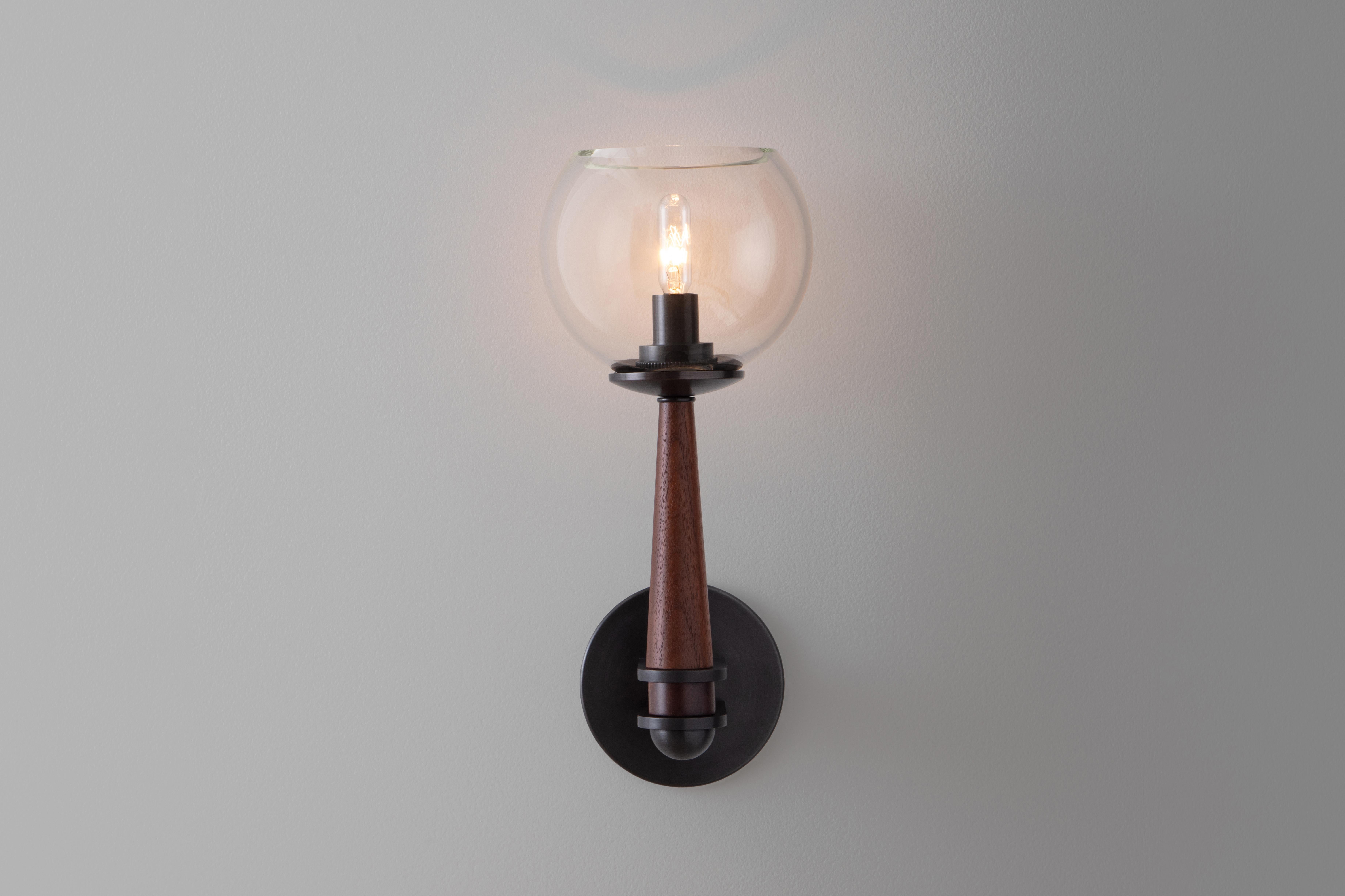 Americano Sconce Giotto (Standard) in noce e ottone A. Matthews in vendita
