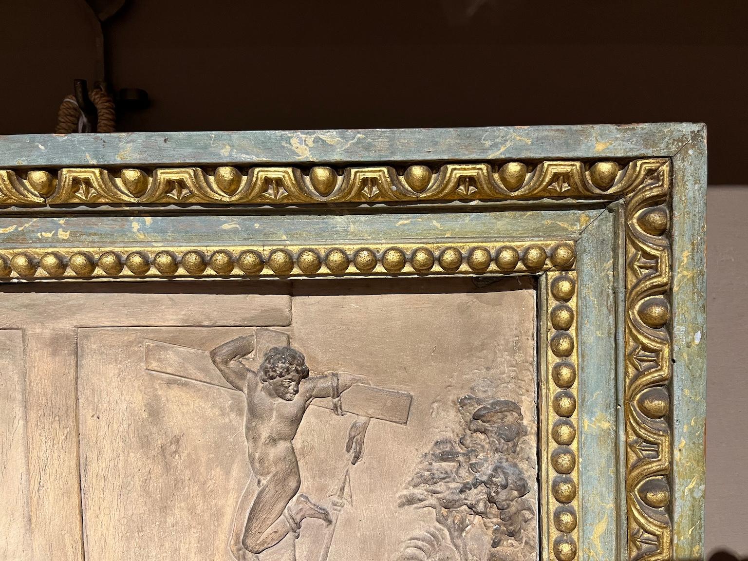 Bas-relief en stuc avec cadre en bois précieux d'origine, 62,5x50 cm.

Au dos du bas-relief se trouve une étiquette avec une inscription en français qui, bien que lacunaire, nous donne des informations importantes et précises sur son histoire :