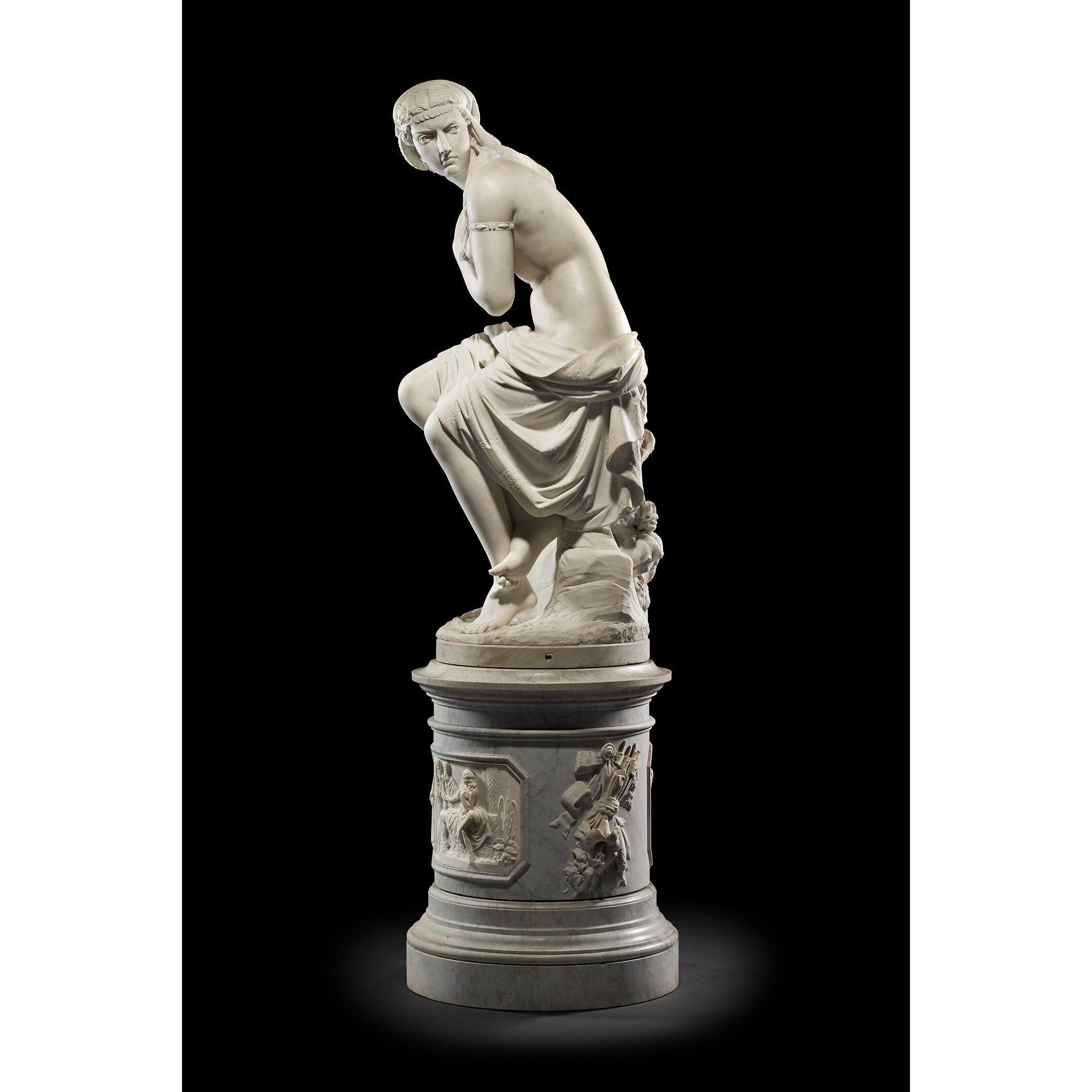 Susanna al bagno, italienische Marmorstatue von Lombardi mit Reliefskulptursockel – Sculpture von Giovan Domenico Lombardi Omino
