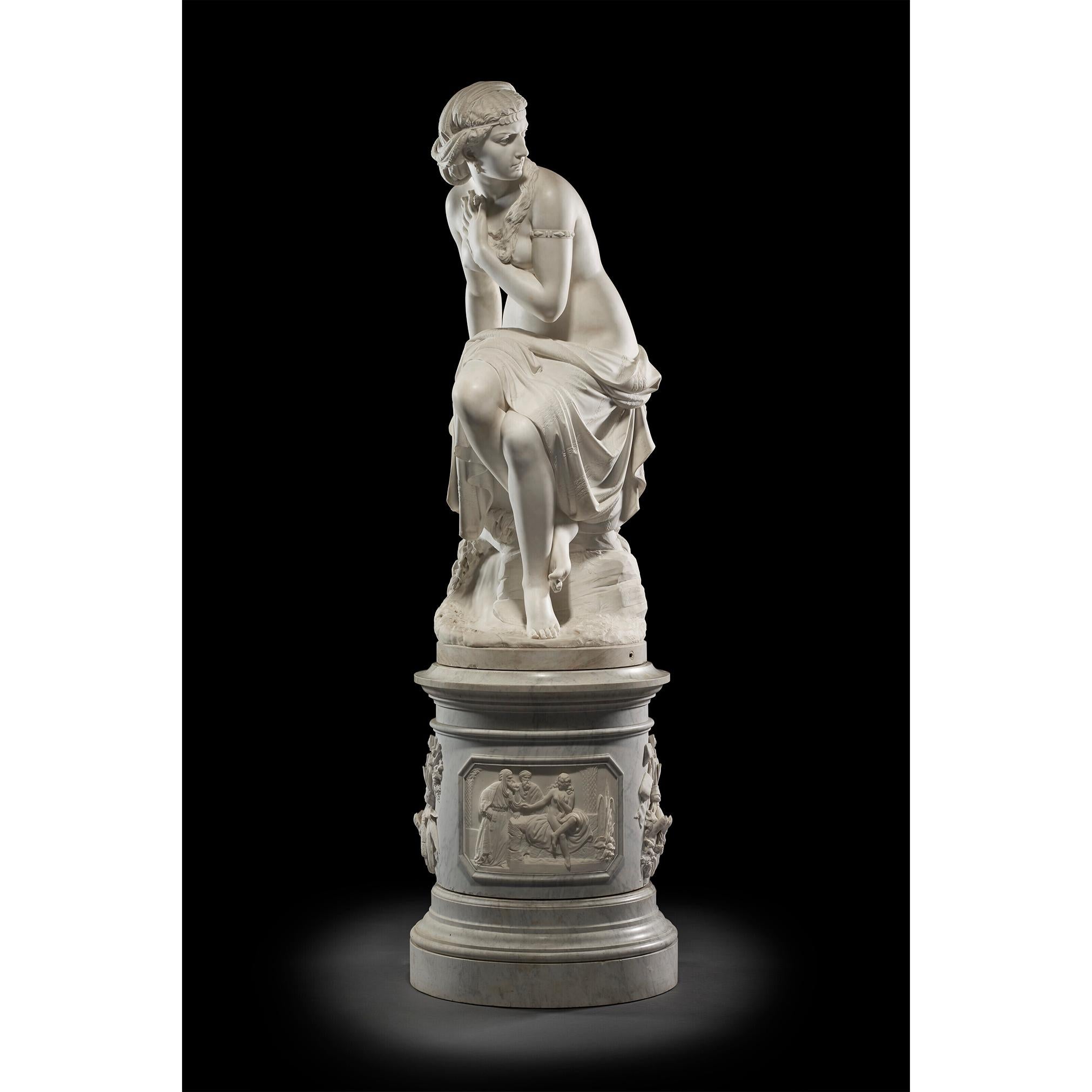 Giovan Domenico Lombardi Omino Figurative Sculpture – Susanna al bagno, italienische Marmorstatue von Lombardi mit Reliefskulptursockel 
