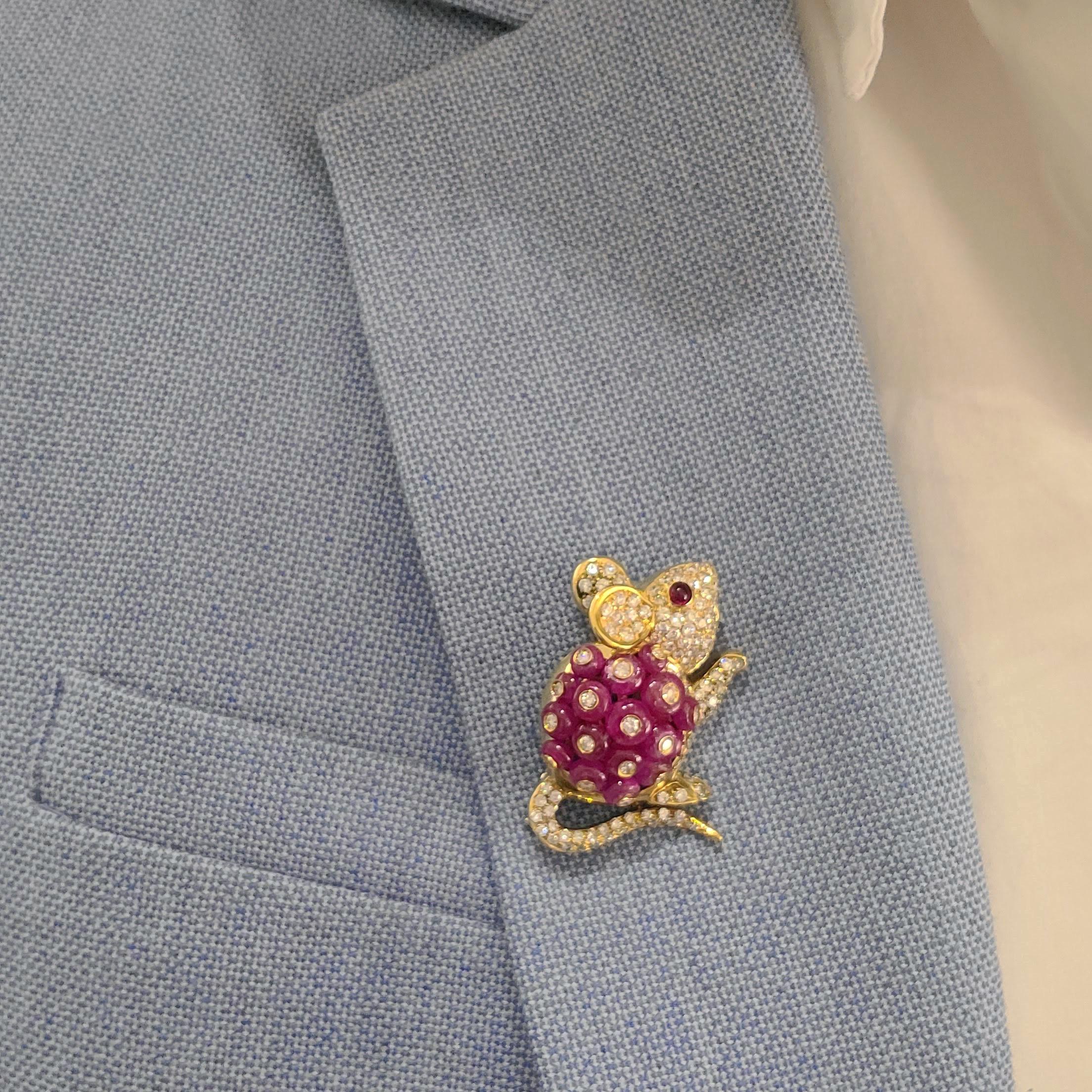 The house of Giovane has forged its name with exquisite jewelry made in one of Italy’s oldest and most esteemed workshops.
This adorable mouse brooch is the perfect example of their whimsical /classical workmanship.
The 18 karat yellow gold mouse is